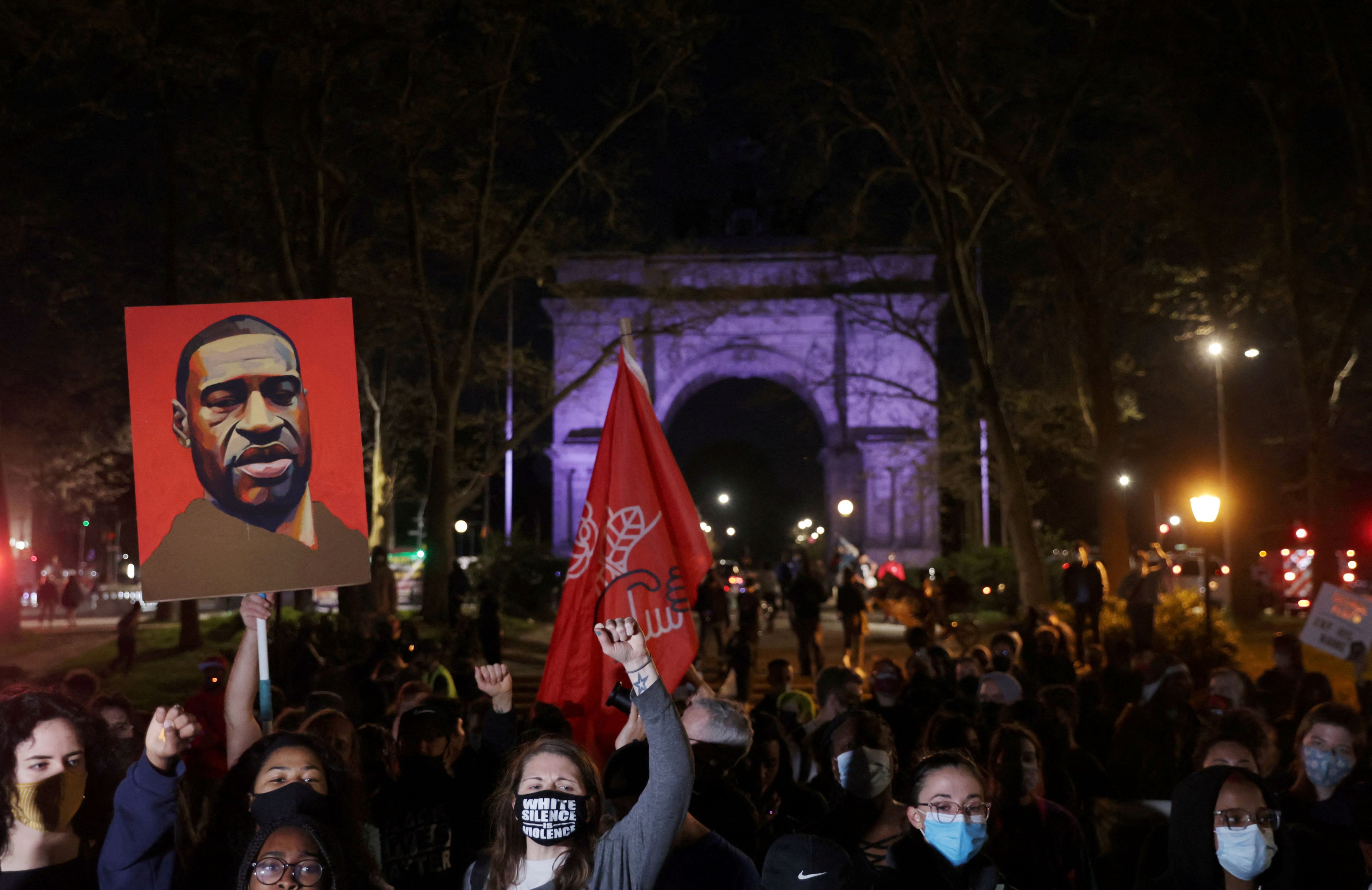 La célebre frase "I can't breathe" de Floyd se convirtió en un poderoso lema del movimiento por la justicia racial. (Créditos: REUTERS/Jeenah Moon)