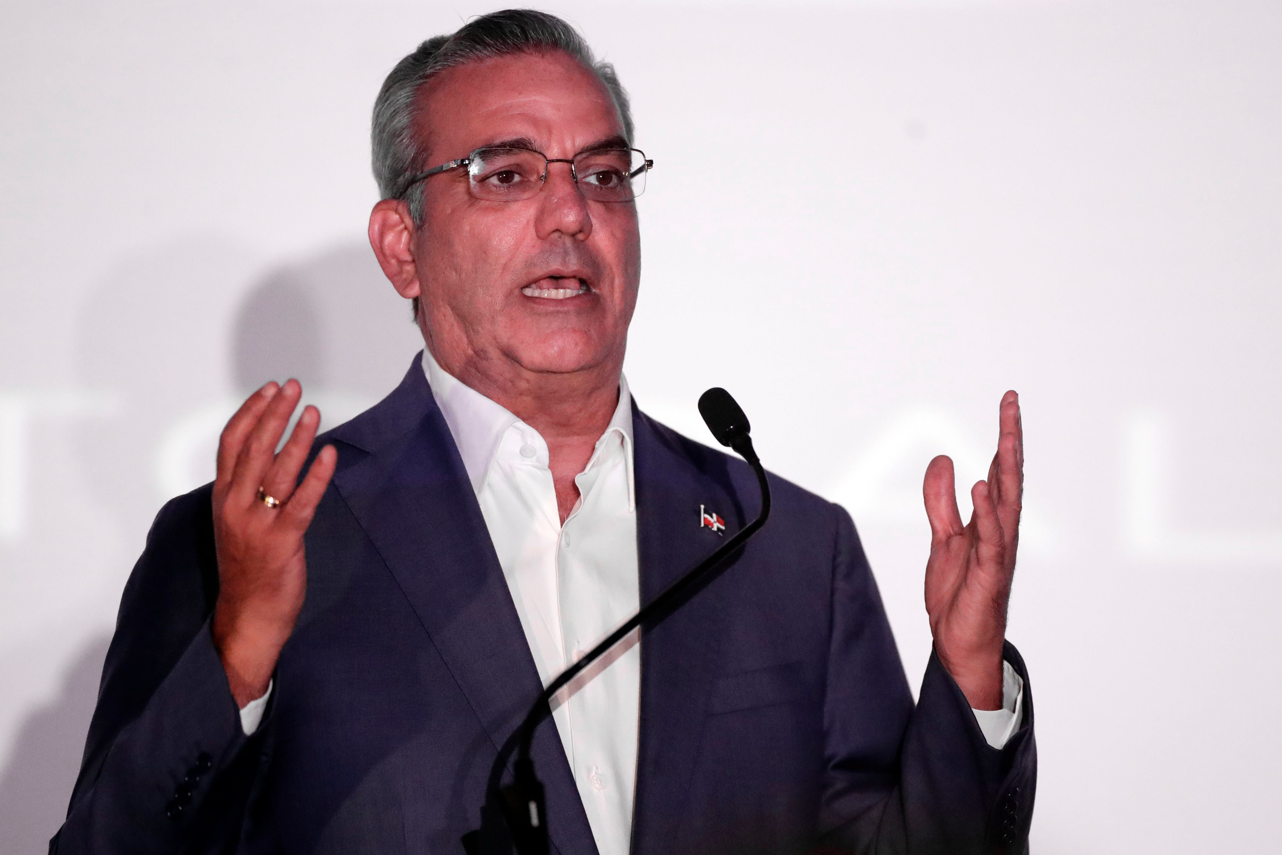 El presidente dominicano, Luis Abinader, habla durante un encuentro con los miembros de delegaciones de observadores internacionales (EFE/ Bienvenido Velasco)