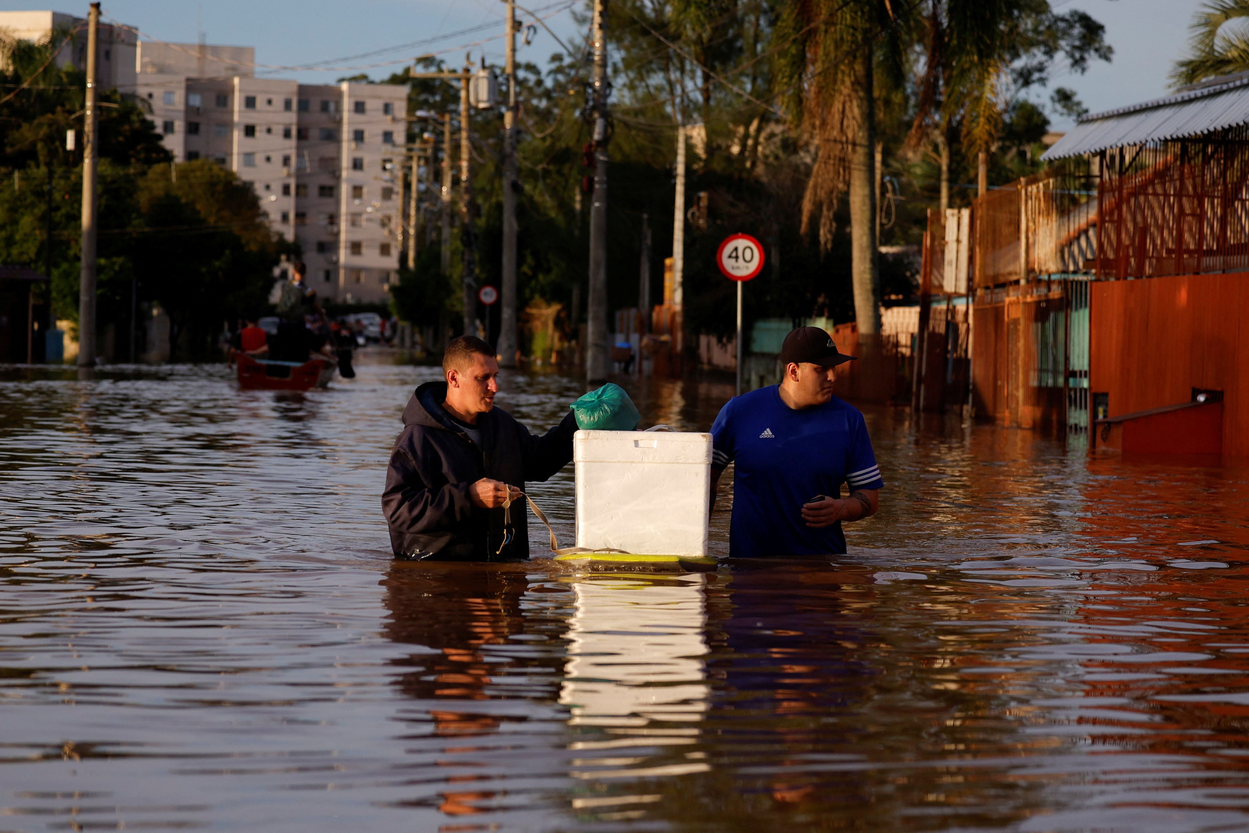 La gente camina a través de las aguas inundadas en Canoas, en el estado de Rio Grande do Sul, Brasil, 5 de mayo de 2024. REUTERS/Amanda Perobelli