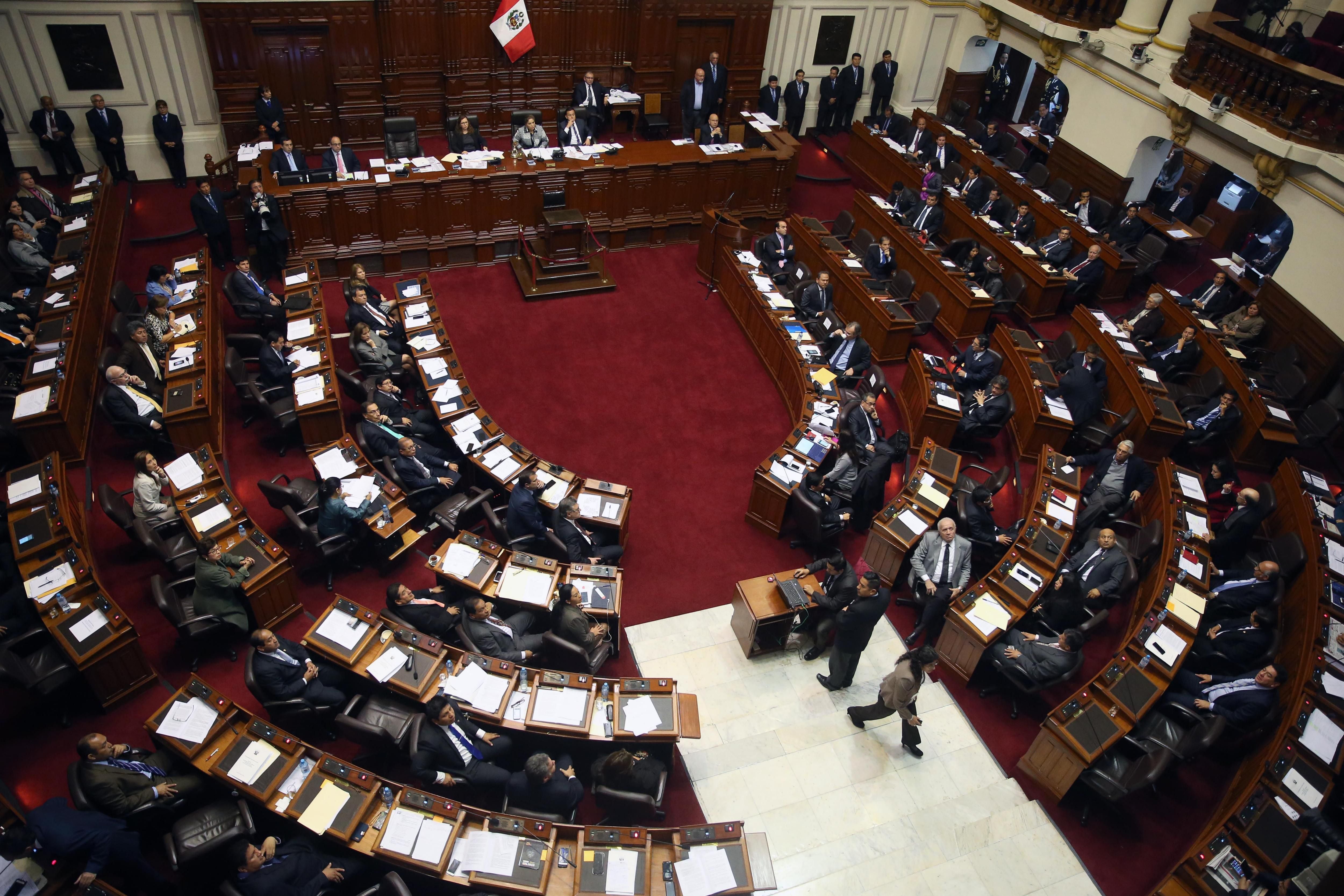 Fotografía de archivo en la que se registró una vista general de una sesión plenaria en el hemiciclo parlamentario del Congreso peruano, en Lima (Perú). EFE/Ernesto Arias
