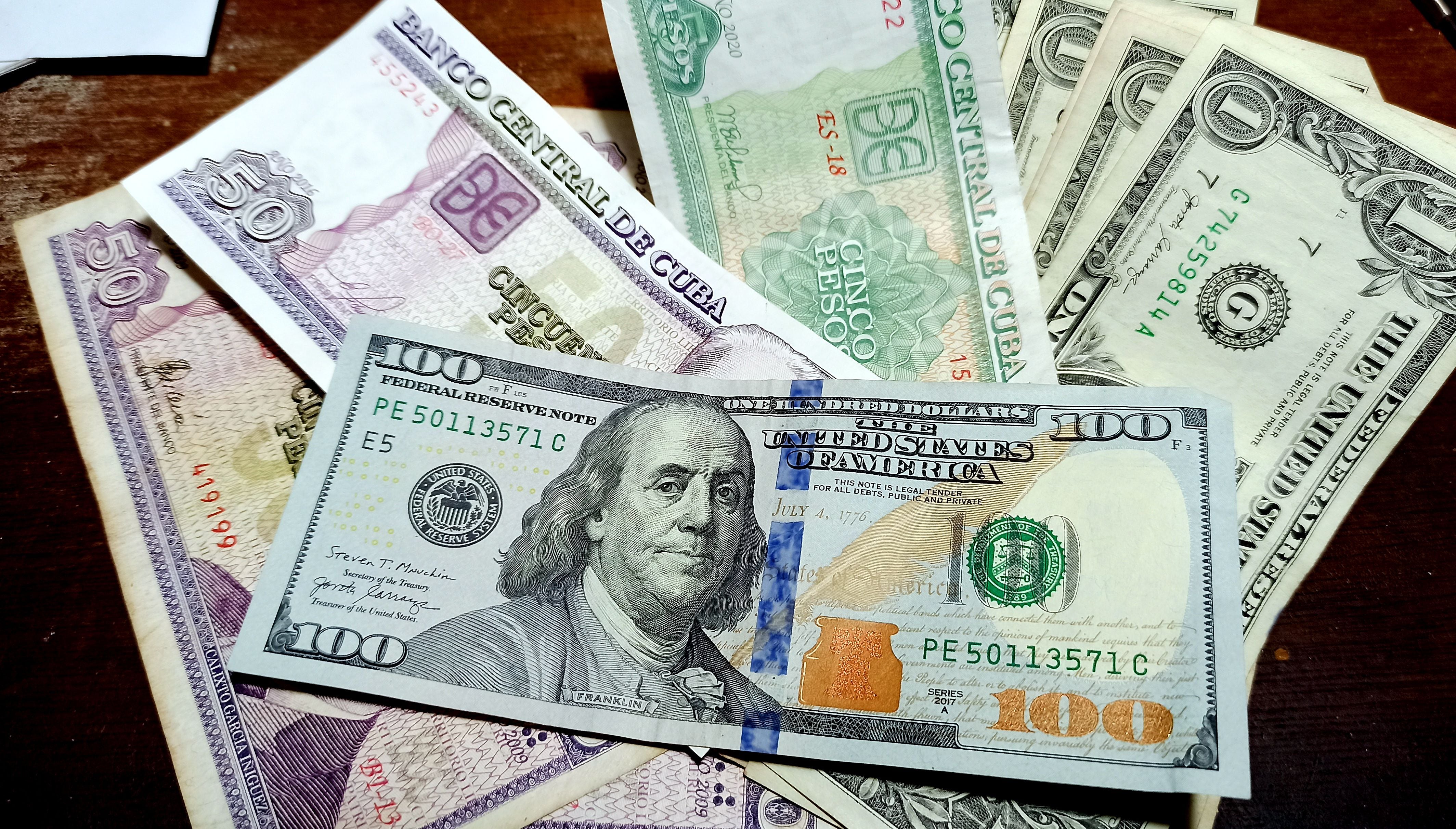 El dólar cubano llegó a precios récord en febrero. (EFE/ Ernesto Mastrascusa)
