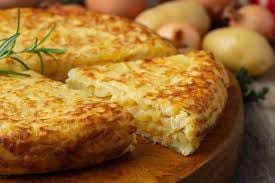 Tortilla de papa: un plato versátil y nutritivo, perfecto para disfrutar en el desayuno y celebrar el Día Internacional de la Papa.
Foto: el gourmet