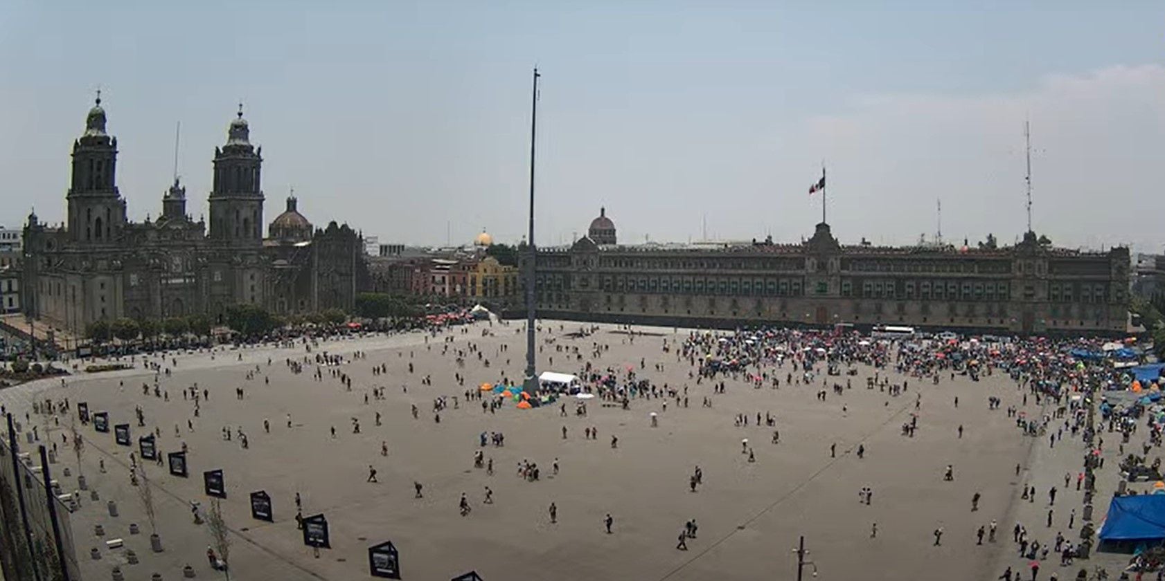 Foto panorámica del Zócalo de la CDMX a la llegada de los primeros maestros de la CNTE