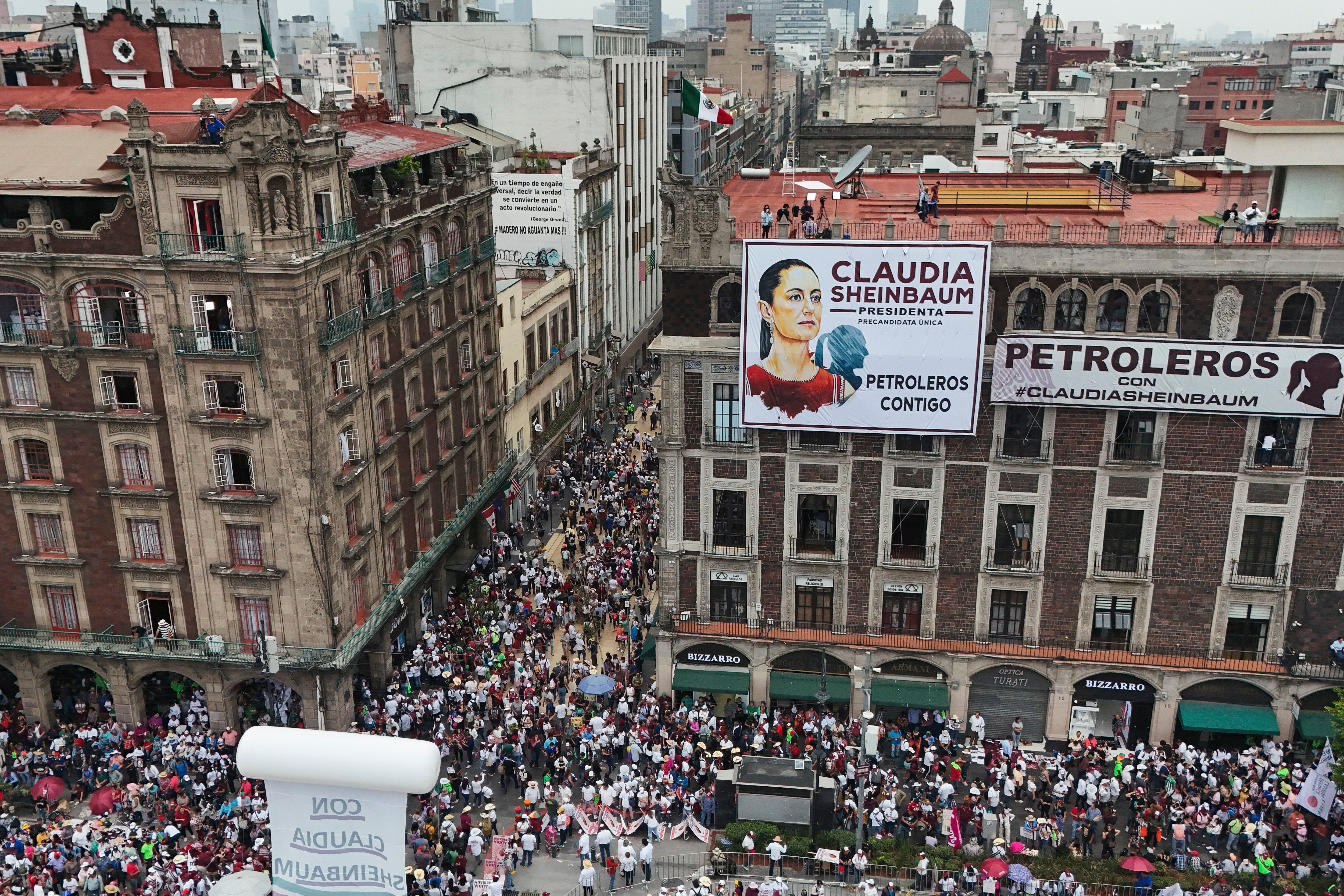 La concentración en el Zócalo llegó hasta la calle 5 de Mayo, en la que cientos de personas presenciaron el cierre de campaña de Sheinbaum. (AP Foto/Matías Delacroix)