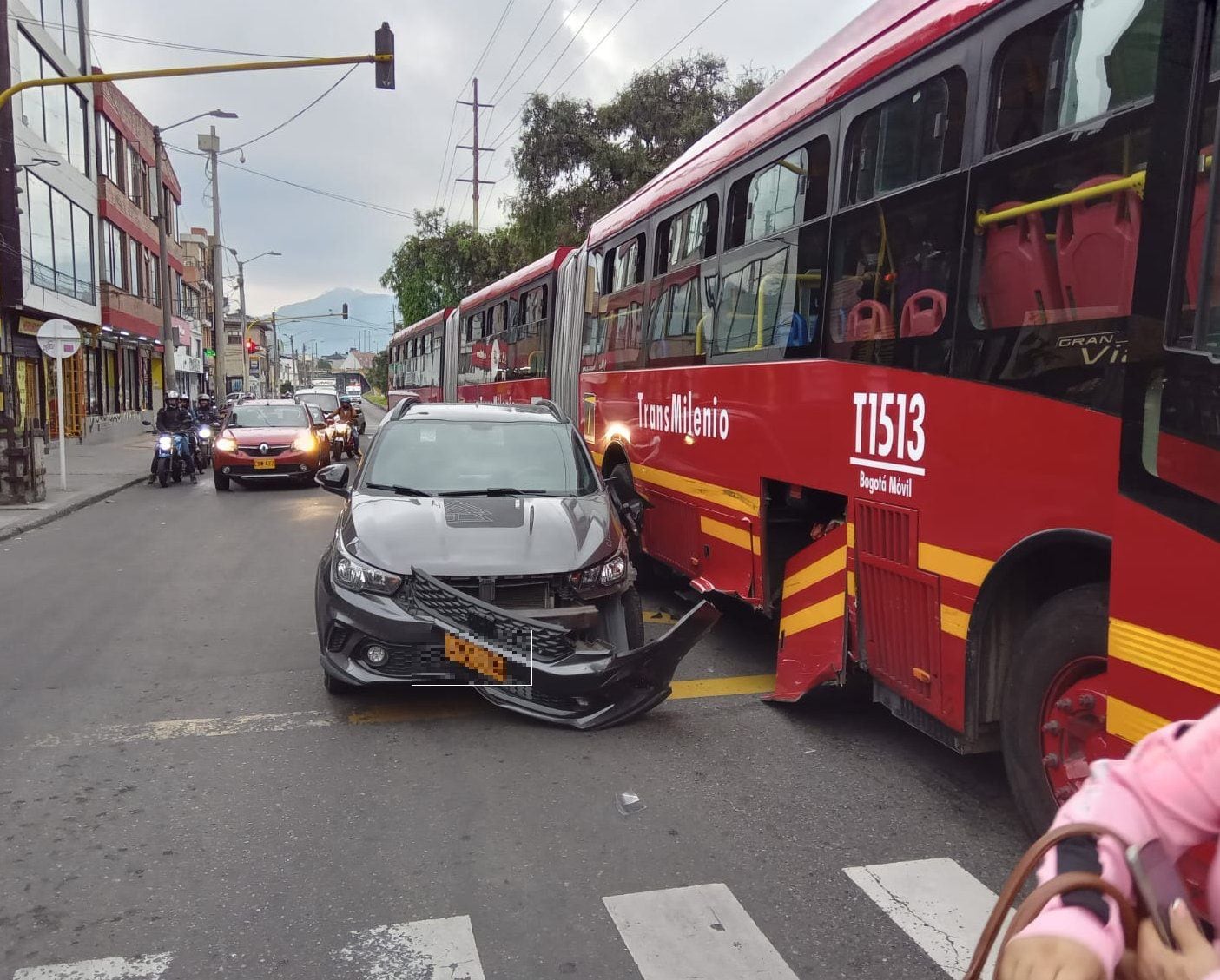 Se presenta siniestro en la localidad de Teusaquillo entre bus articulado y automóvil en la carrera 33 con calle 27, sentido occidente-oriente - crédito @BogotaTransito / X