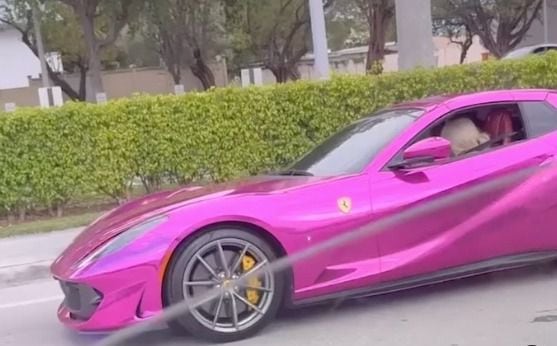 Karol G en Miami manejando su Ferrari color rosa metal - crédito captura de pantalla