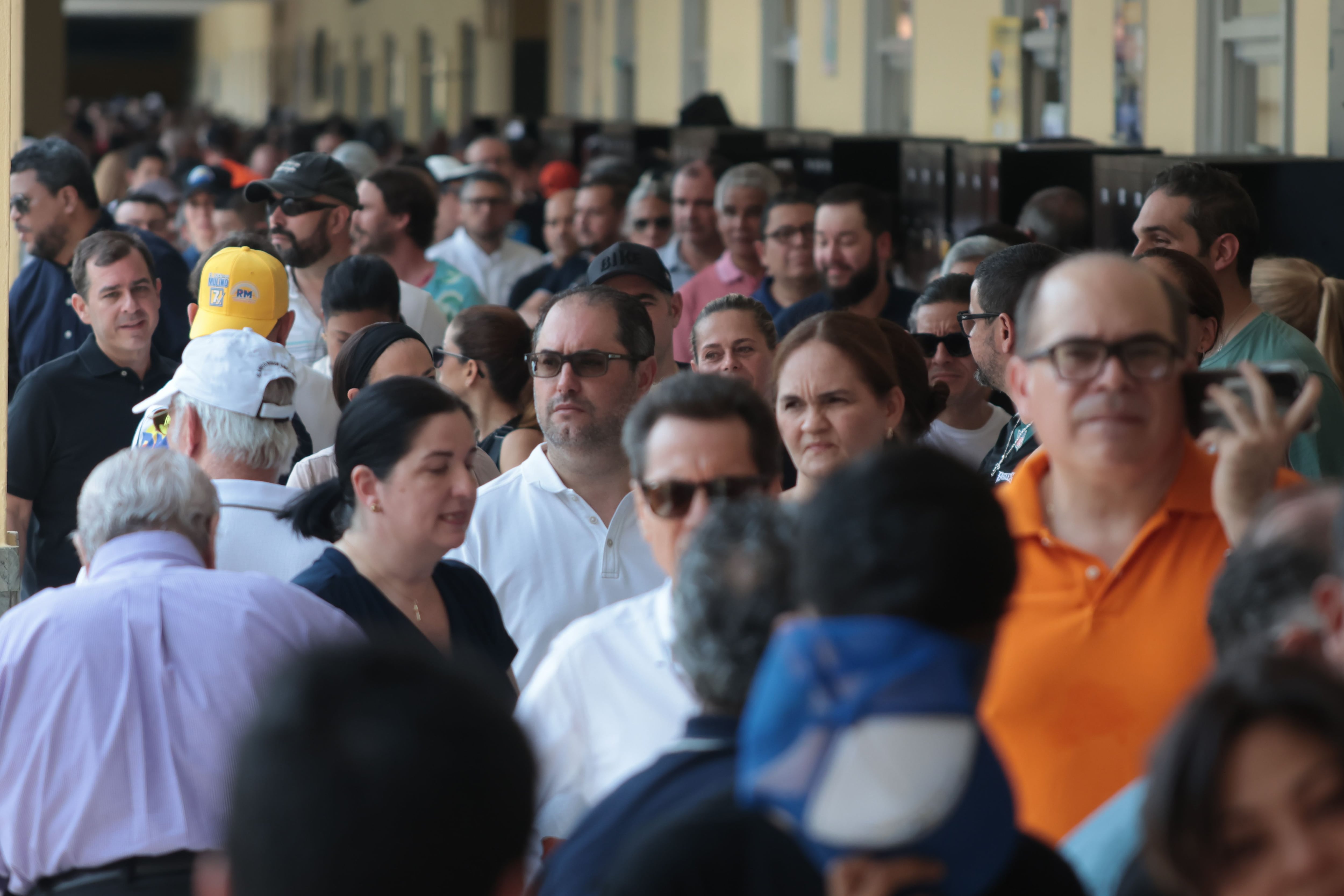Ciudadanos esperan en una fila para votar este domingo, en Ciudad de Panamá (Panamá). EFE/ Gabriel Rodríguez
