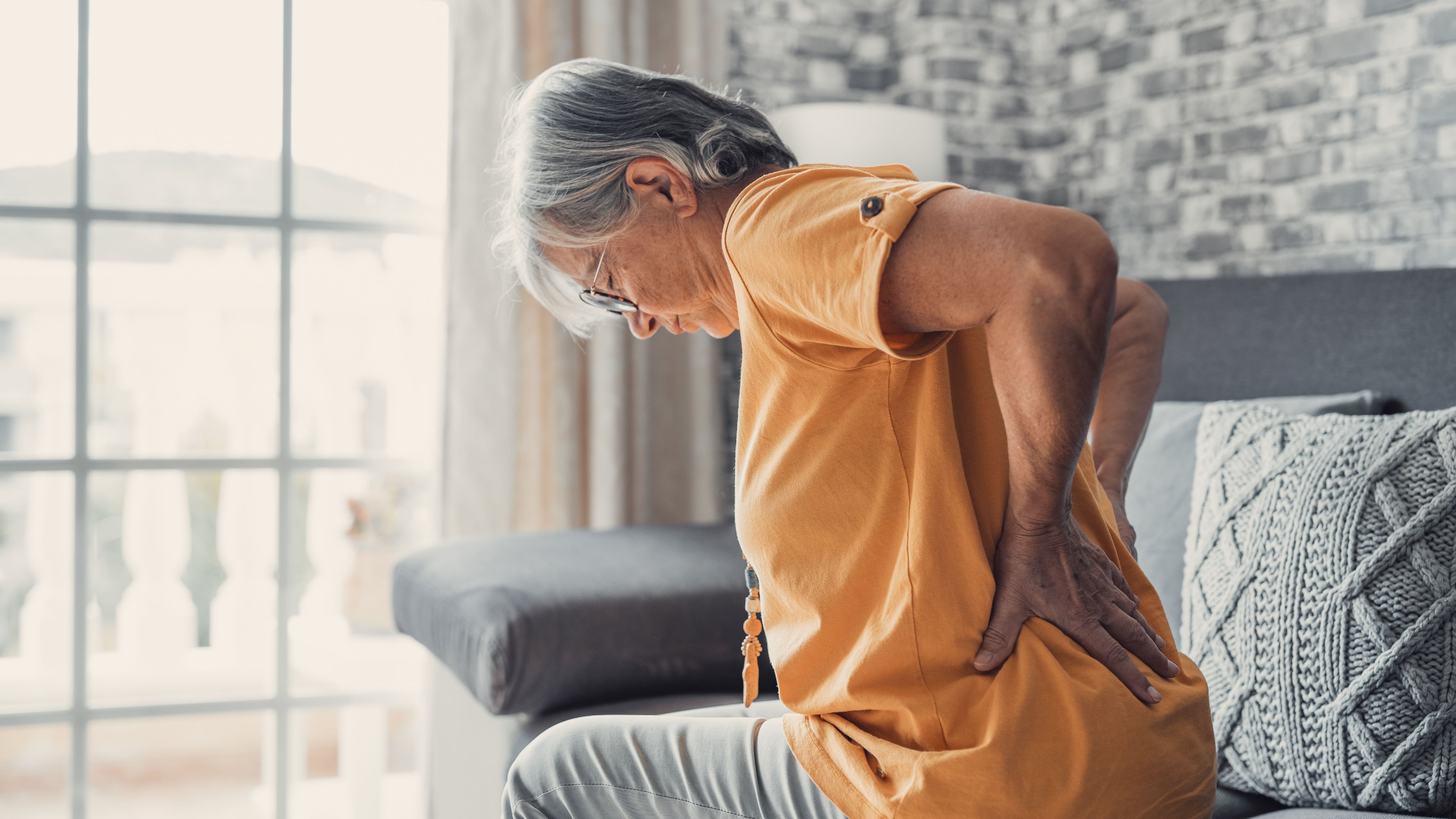 Mujer con dolor de espalda (Shutterstock)