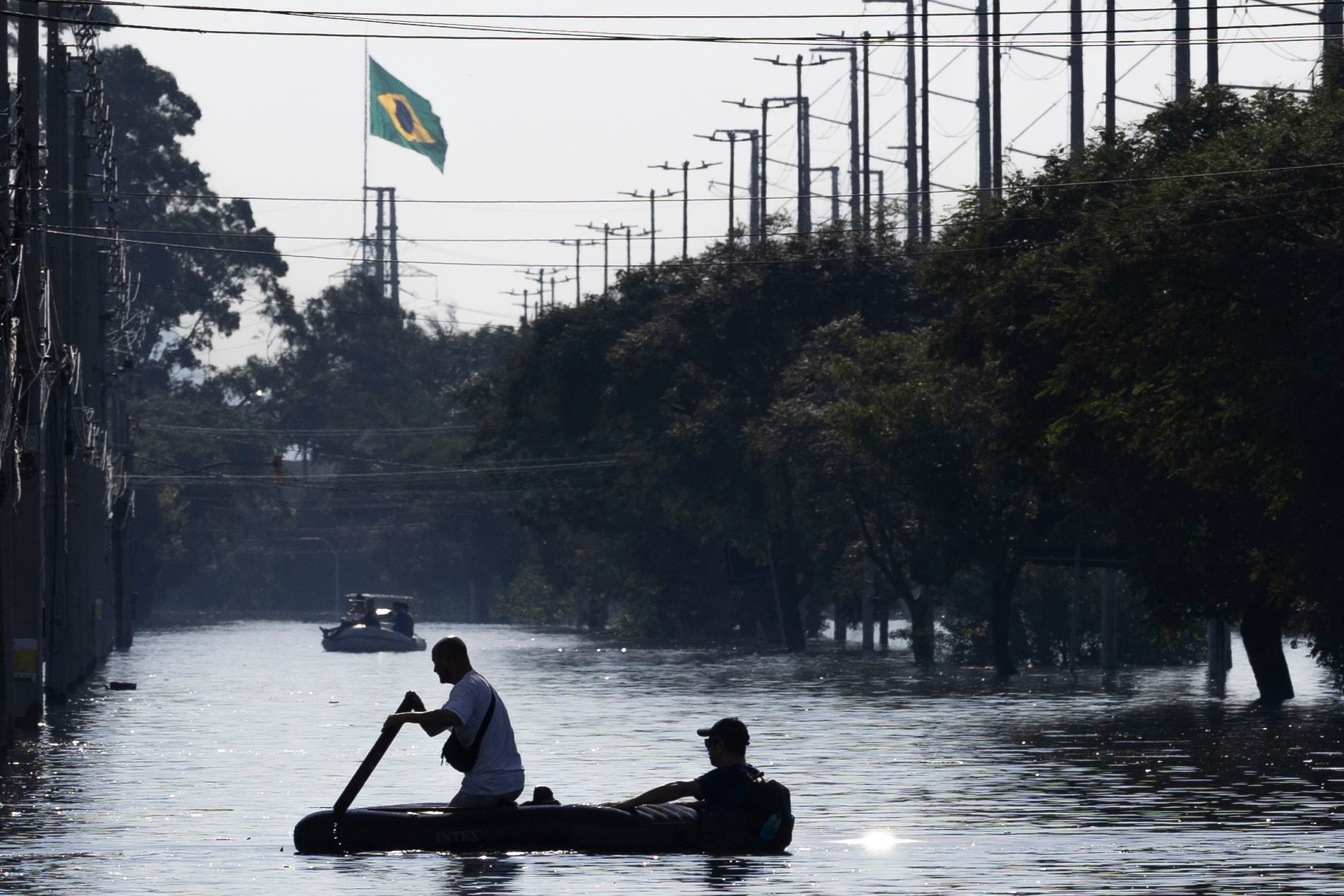 Equipos de rescate trabajan entre las calles inundadas este lunes en el barrio Sarandí de Porto Alegre (Brasil). EFE/ Isaac Fontana
