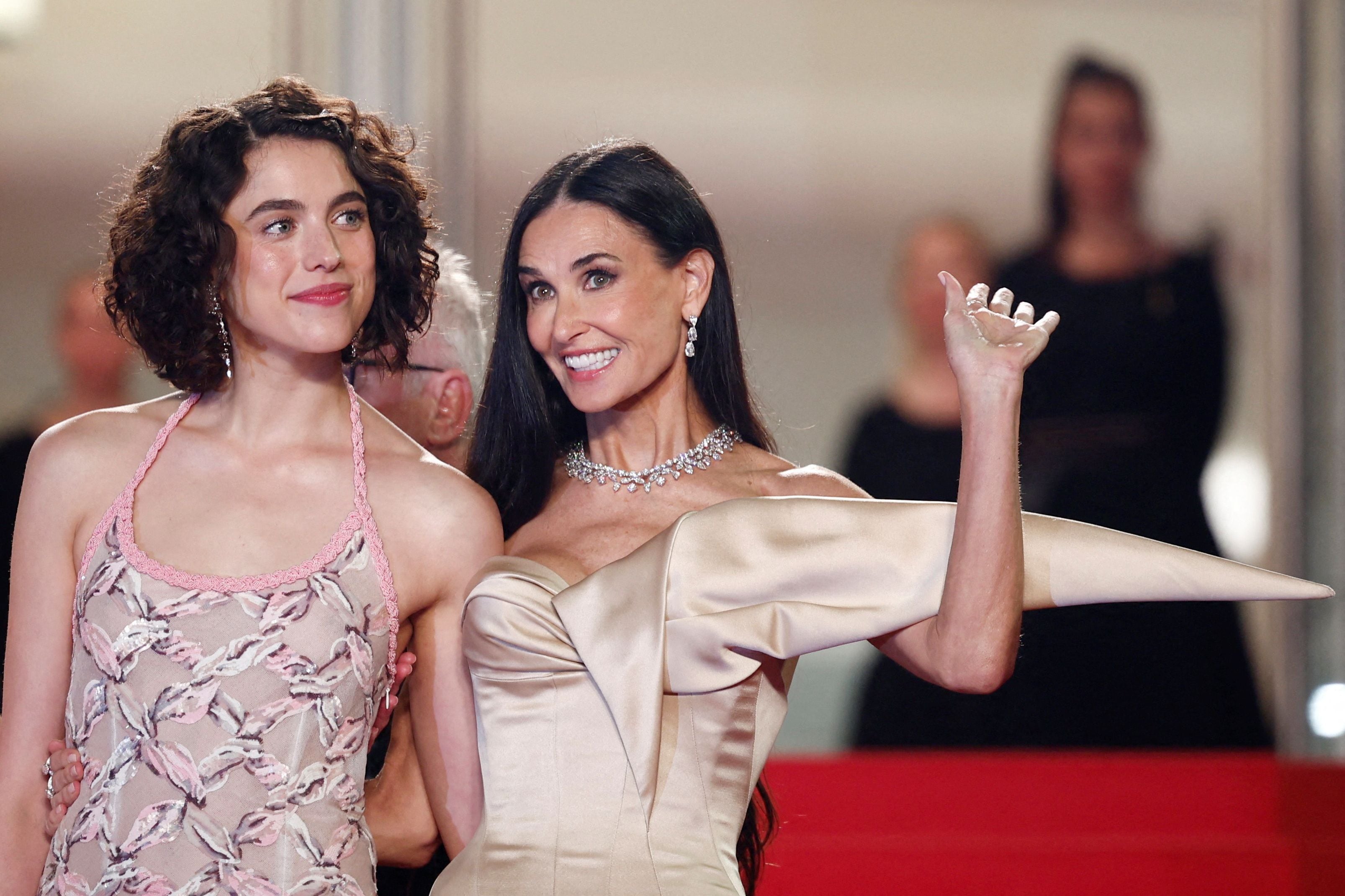 Margaret Qualley y Demi Moore durante la premiere de 'The Substance' en Cannes