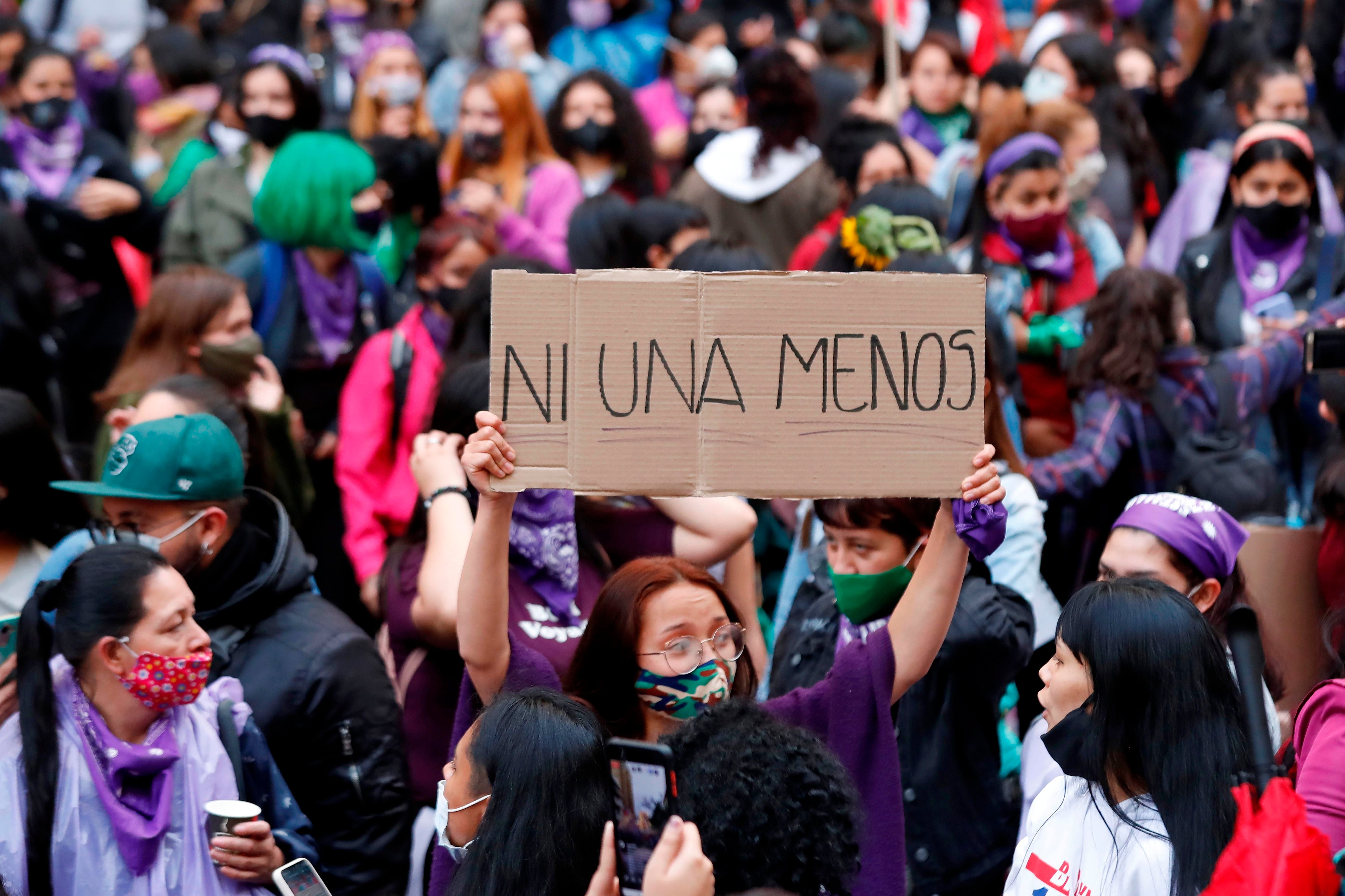 Varios colectivos feministas aseguraron que seguirán manifestándose con el objetivo de exigirle garantías a la justicia para que se le preste la atención debida a este tipo de casos, que cobró la vida de dos mujeres en Bogotá en un lapso de 24 horas - crédito Mauricio Dueñas Castañeda/EFE
