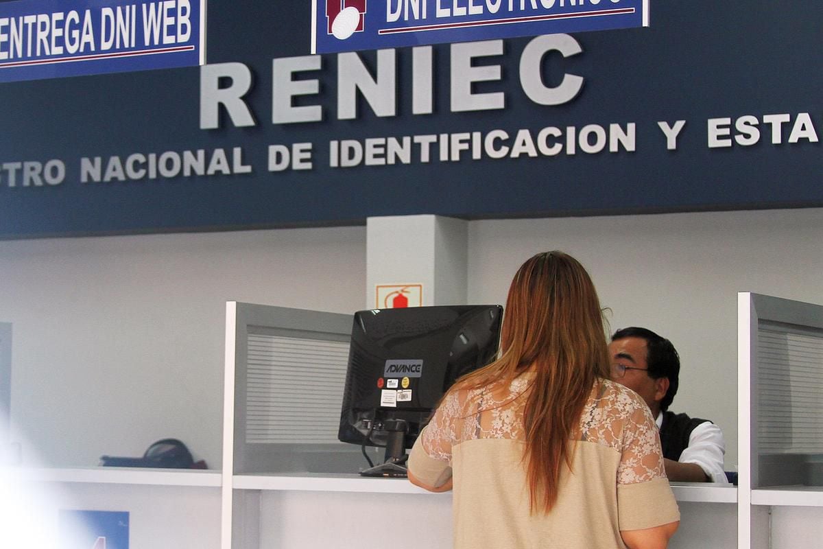 Una ciudadana peruana tramita su Documento Nacional de Identidad (DNI) en una de las ventanillas del Reniec.