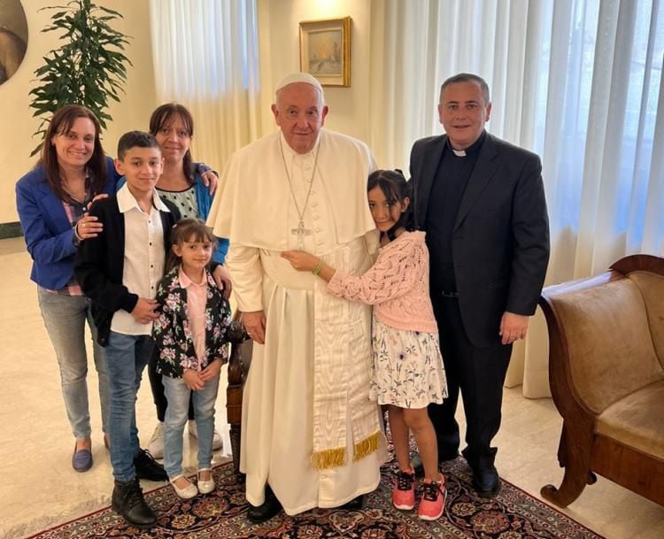 Papa Francisco visitados por familias argentinas (foto AICA)