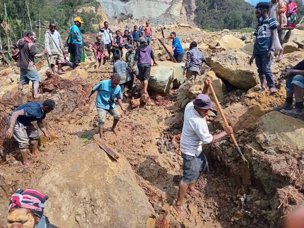 Una foto facilitada por la Organización Internacional para las Migraciones (OIM), muestra a los habitantes locales excavando en los escombros con palas y palos de madera para buscar a sus familiares desaparecidos en el lugar del corrimiento de tierras en la aldea de Tuliparo, Yambali Ward, Maip Muli LLG, Distrito de Porgera, Papúa Nueva Guinea, 26 de mayo de 2024. EFE/EPA/MOHAMUD OMER/IOM/ 