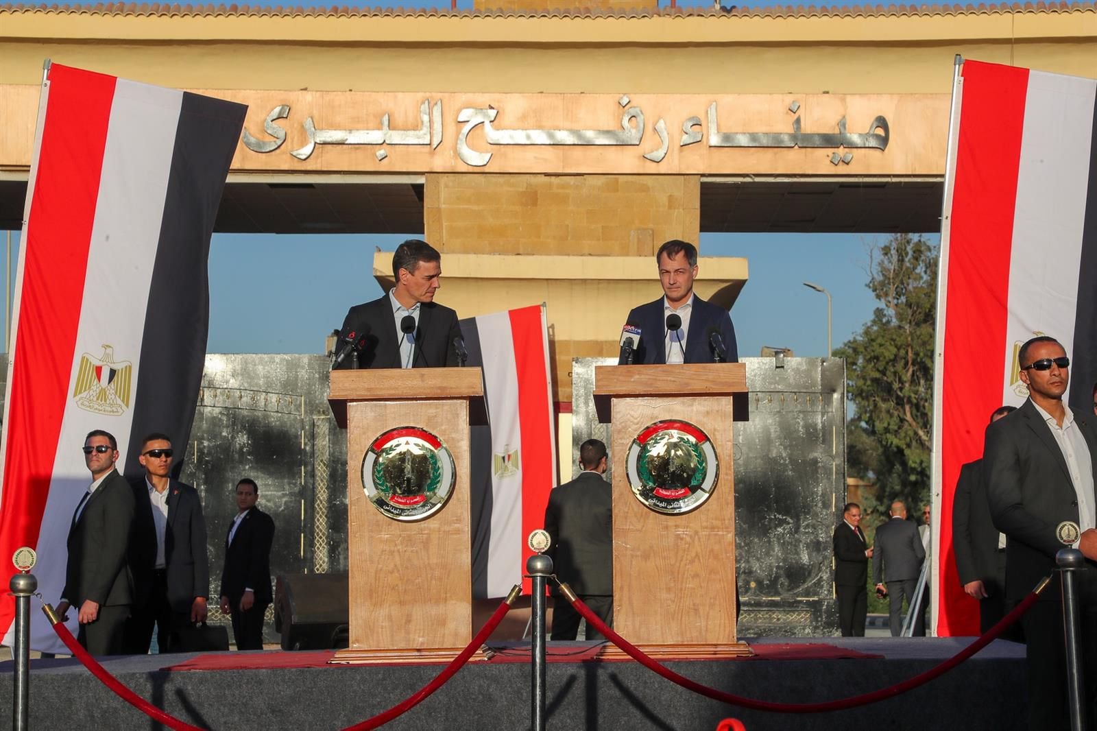 El primer ministro Belga, Alexander De Croo, y Pedro Sanchez en Rafah, el pasado 24 de noviembre. (Nicolas Maeterlinck/Belga/dpa)