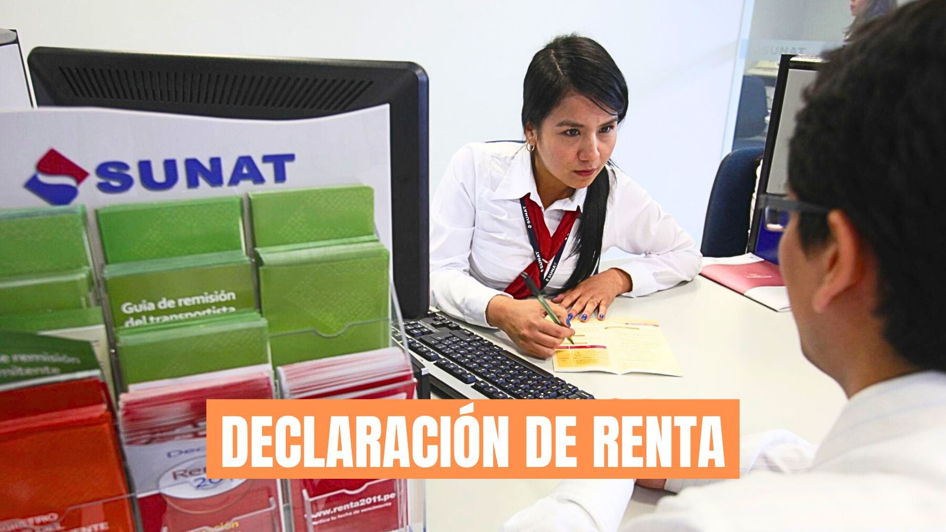 Persona recibiendo declaración de la renta de otro en Sunat