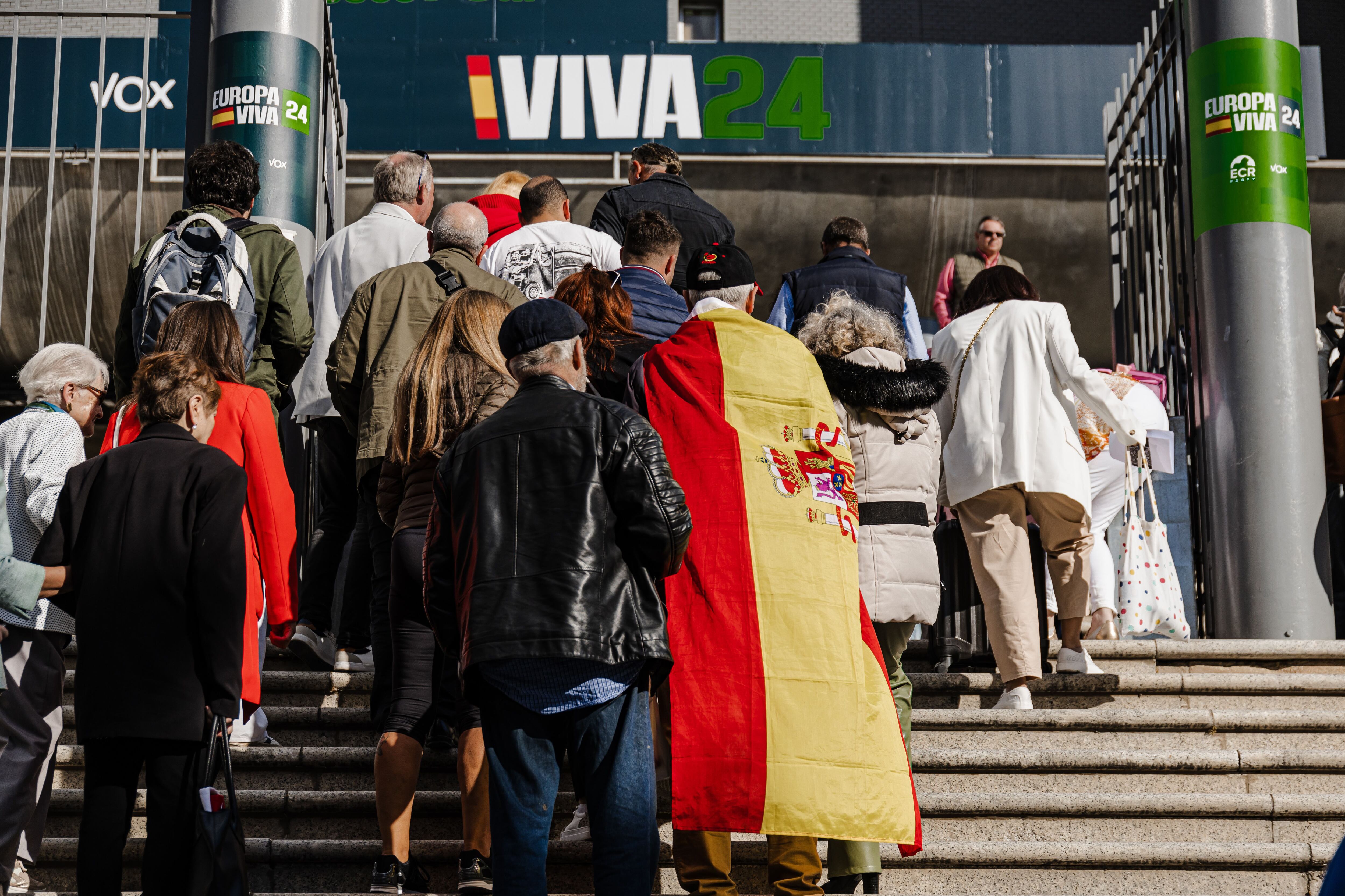 Varias personas a su llegada al acto ‘Viva 24’ de VOX, en el Palacio de Vistalegre, a 19 de mayo de 2024, en Madrid. (Carlos Luján / Europa Press)