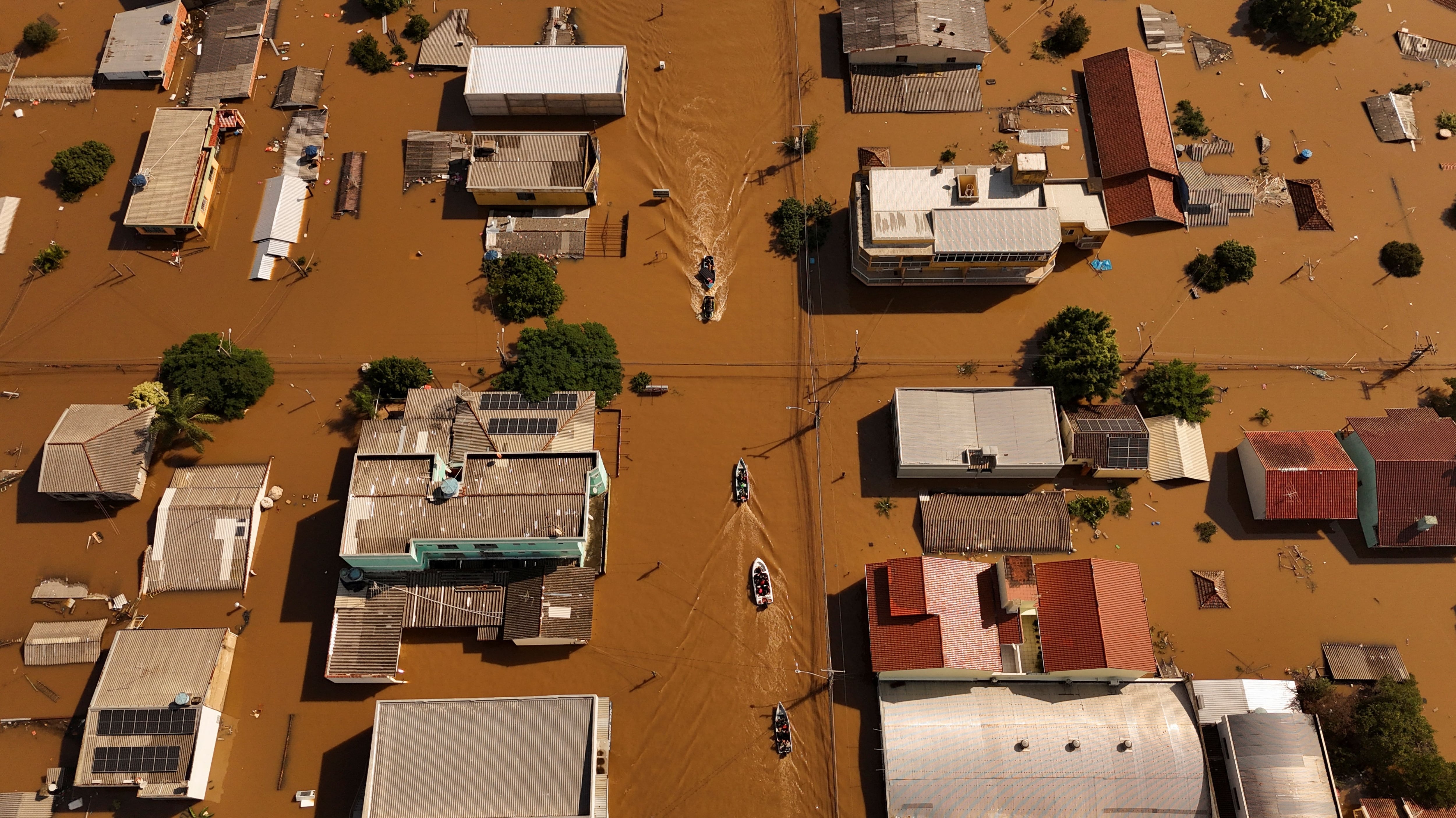 Una vista de drones muestra barcos con voluntarios buscando personas aisladas en casas en el barrio inundado de Mathias Velho en Canoas, en el estado de Rio Grande do Sul, Brasil, 5 de mayo de 2024. REUTERS/Amanda Perobelli