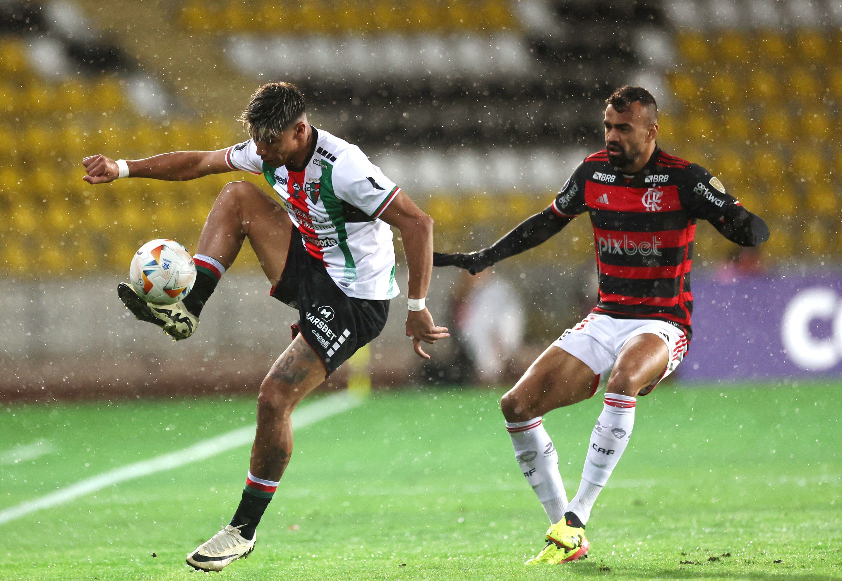 Soccer Football - Copa Libertadores - Group E - Palestino v Flamengo - Estadio Municipal Francisco Sanchez Rumorosa, Coquimbo, Chile - May 7, 2024 Palestino's Junior Marabel in action with Flamengo's Fabricio Bruno REUTERS/Ivan Alvarado