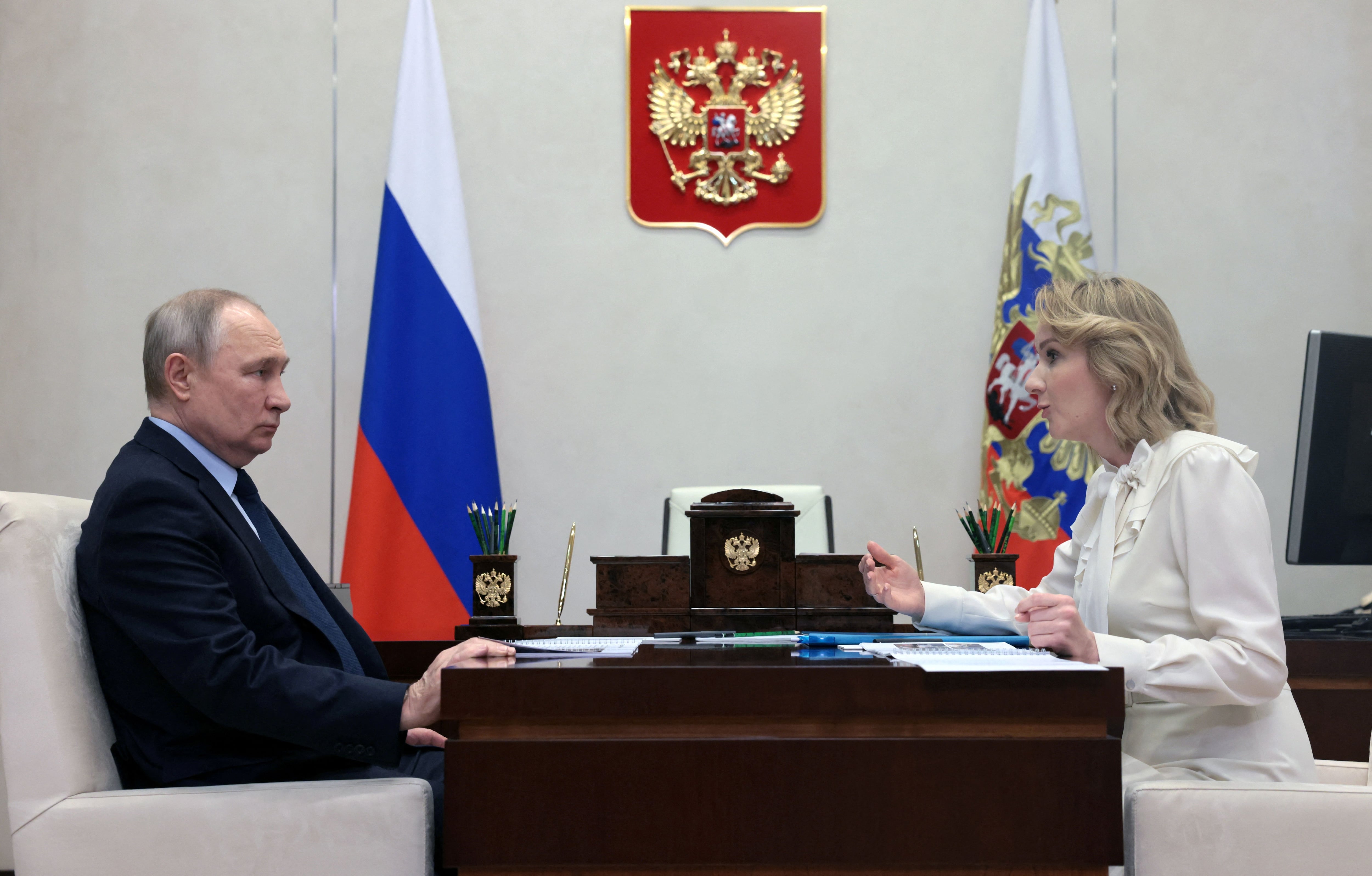 El Presidente ruso Vladimir Putin se reúne con la Comisaria Presidencial rusa para los Derechos de la Infancia Maria Lvova-Belova. Ambos son requeridos por la CPI por crímenes de guerra (Sputnik/Mikhail Metzel/REUTERS)