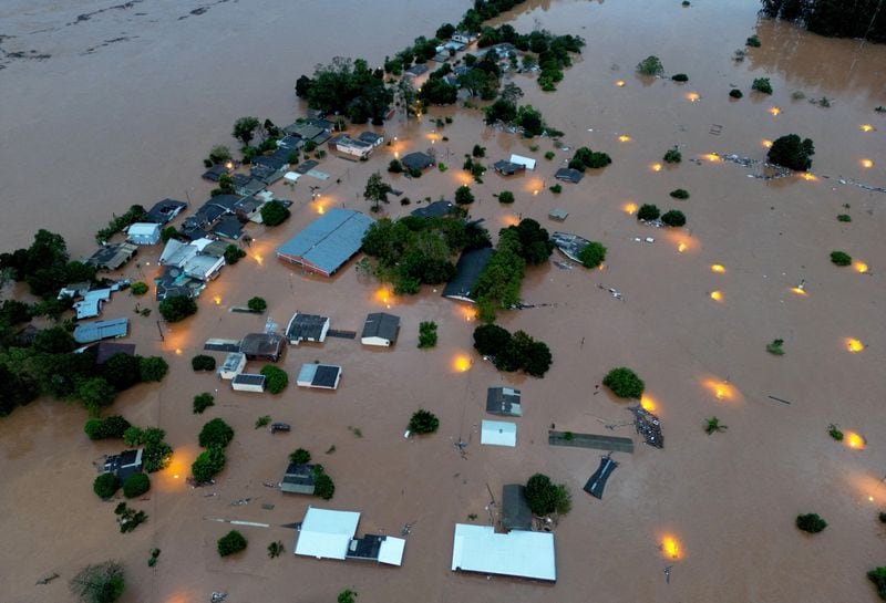 Una vista de dron muestra casas en la zona inundada junto al río Taquari durante las fuertes lluvias en la ciudad de Encantado en Rio Grande do Sul, Brasil. 1 de mayo de 2024. REUTERS/Diego Vara