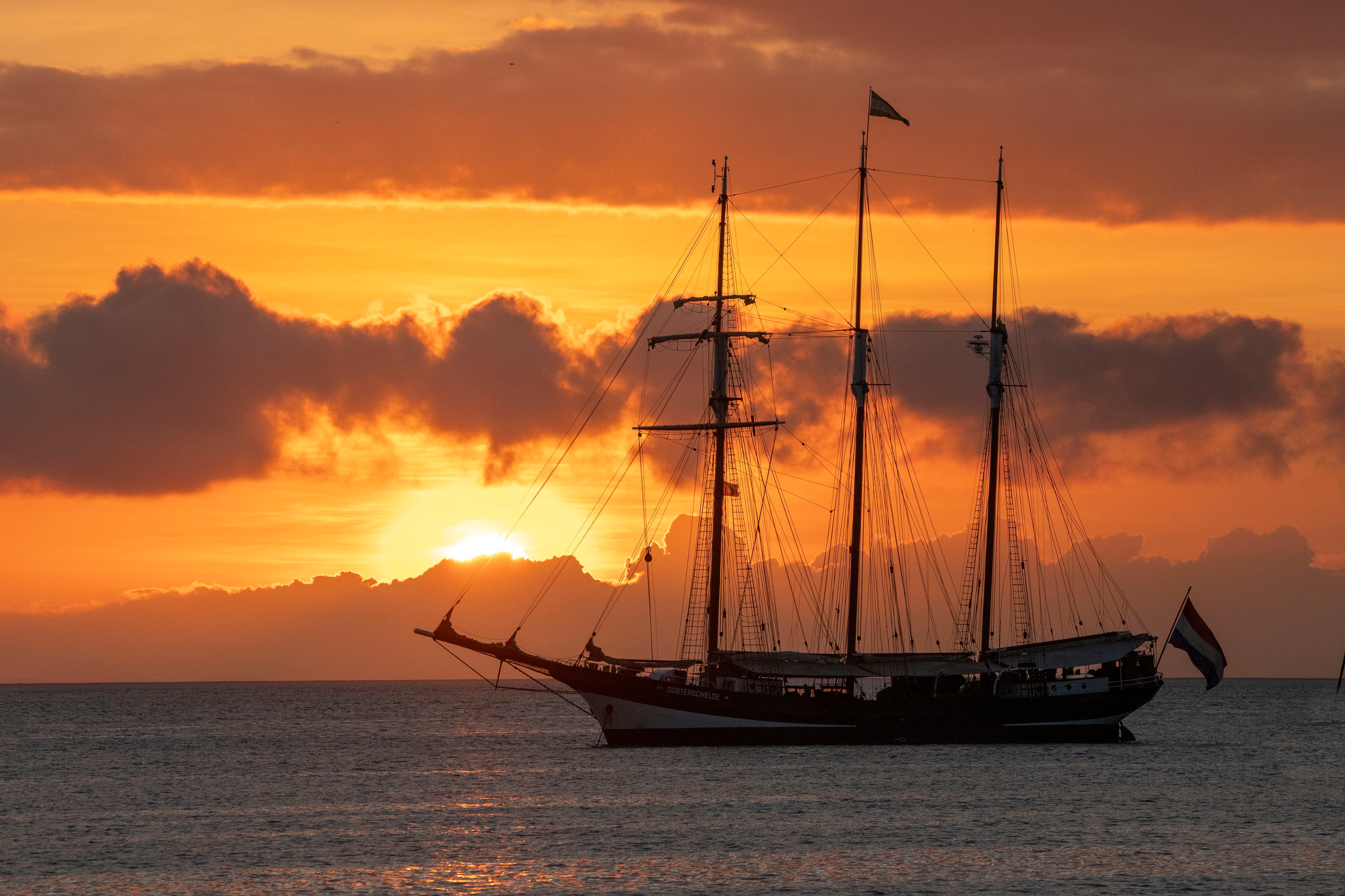 El velero neerlandés Oosterschelde servirá como base para los investigadores. (Josh Clarke)
