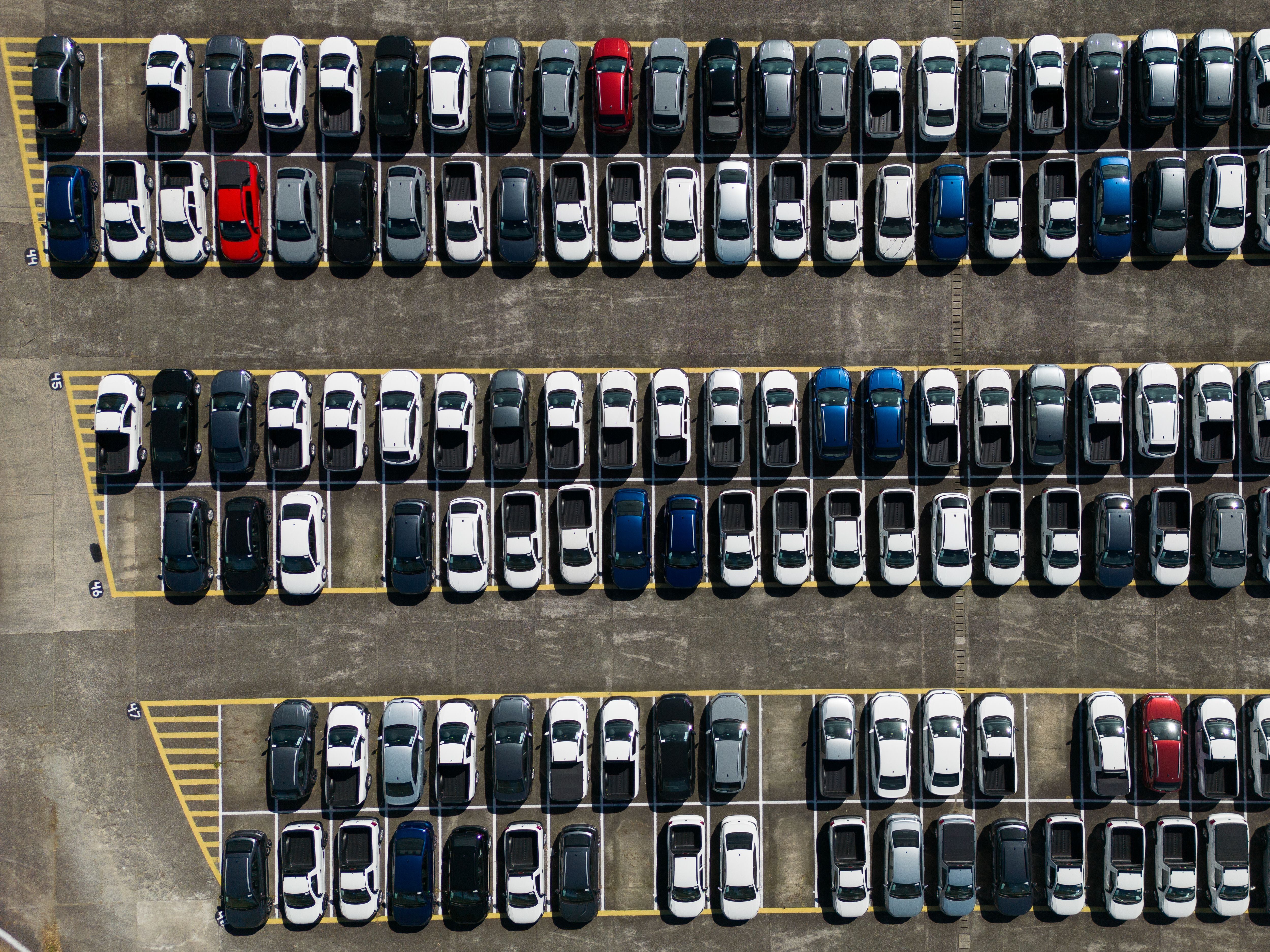 Fotografía aérea que muestra el patio de una fábrica de autos de Brasil, en una fotografía de archivo. (EFE/ Isaac Fontana)
