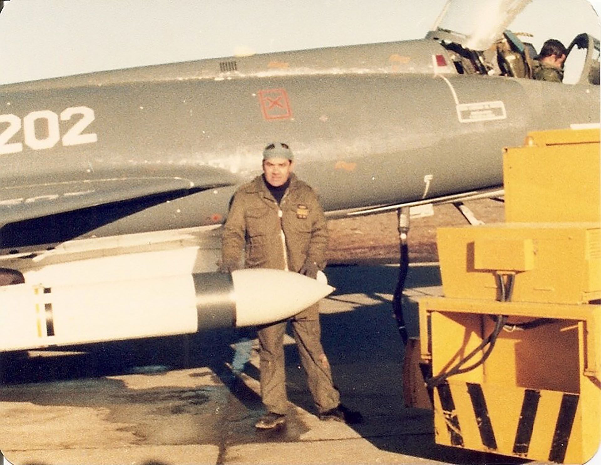 Uno de los técnicos de la Base de Río Grande junto al misil Exocet mientras el piloto Francisco pone en marcha el Super Étendard el día de la misión: 30 de mayo de 1982