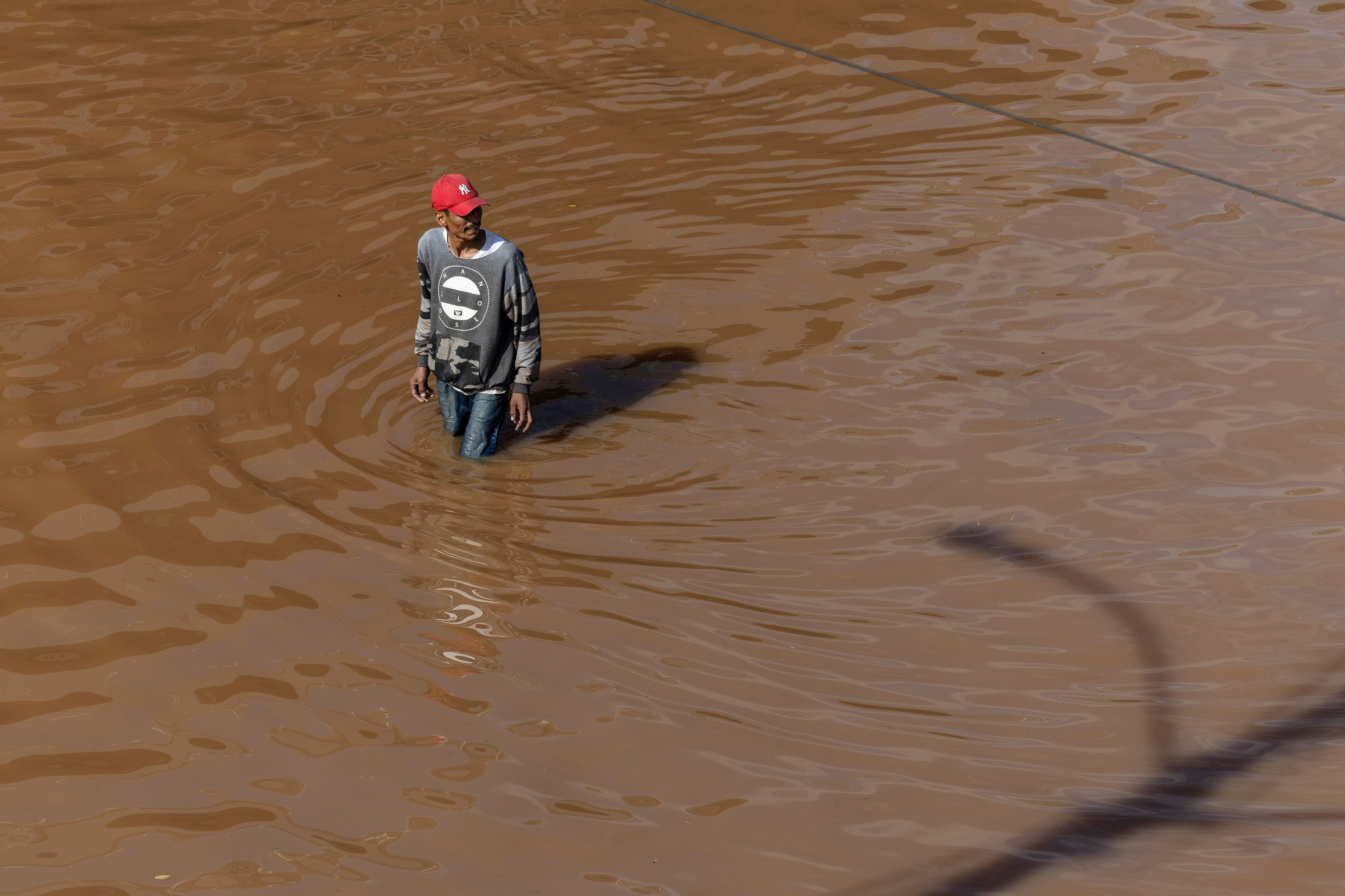 Un hombre camina frente al estádio del equipo de fútbol de Gremio este domingo, en la ciudad de Porto Alegre (Brasil). EFE/ Isaac Fontana
