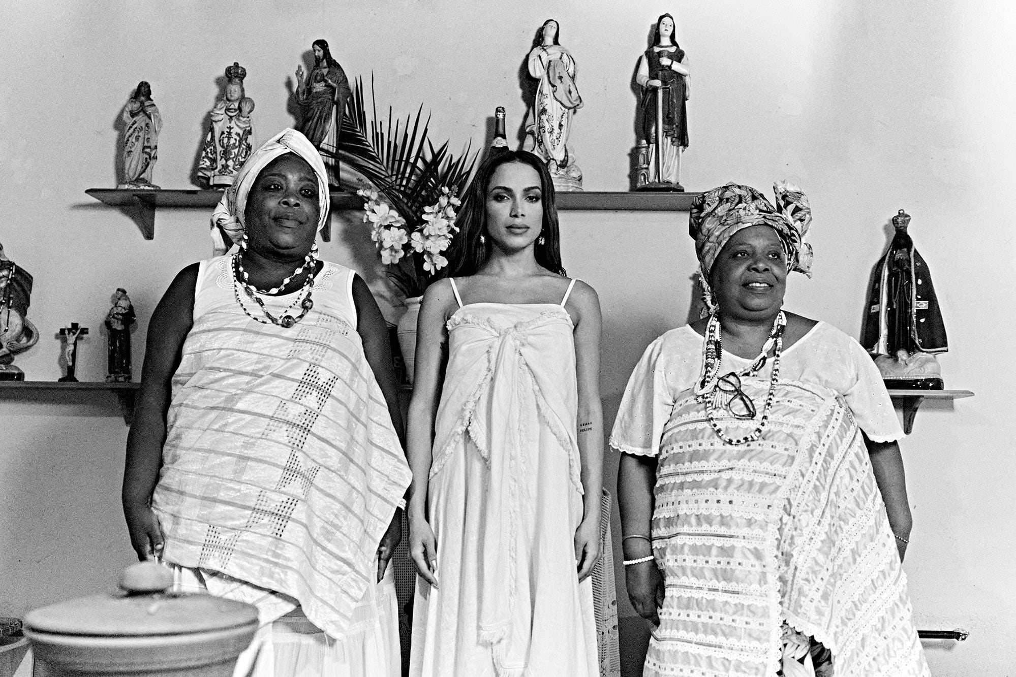 El videoclip muestra rituales y símbolos de la religión afrobrasileña. (Créditos: YouTube/@anitta)