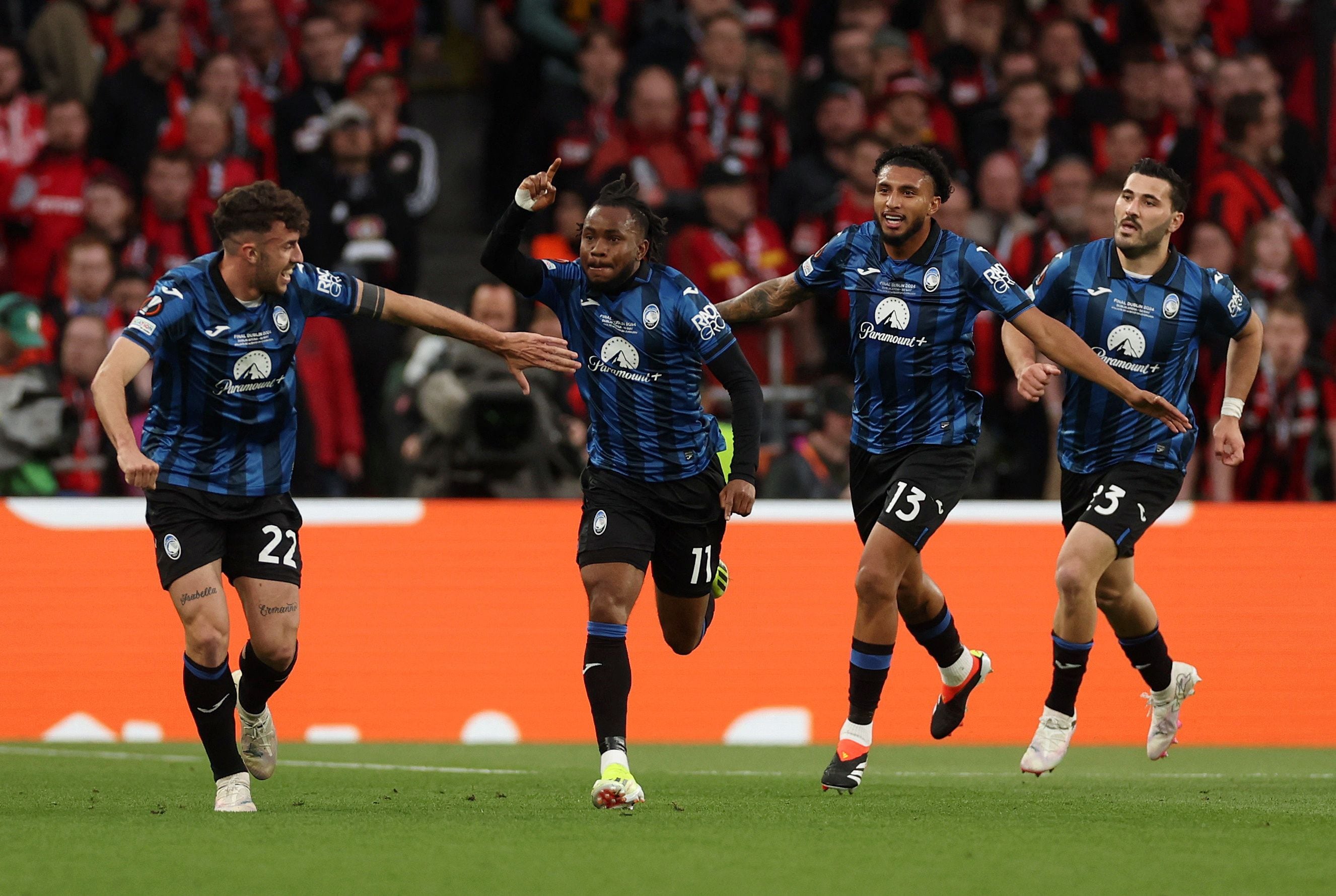 Ademola celebra su primer gol y se acercan Matteo Ruggeri, Ederson y Sead Kolasinac (REUTERS/Paul Childs)