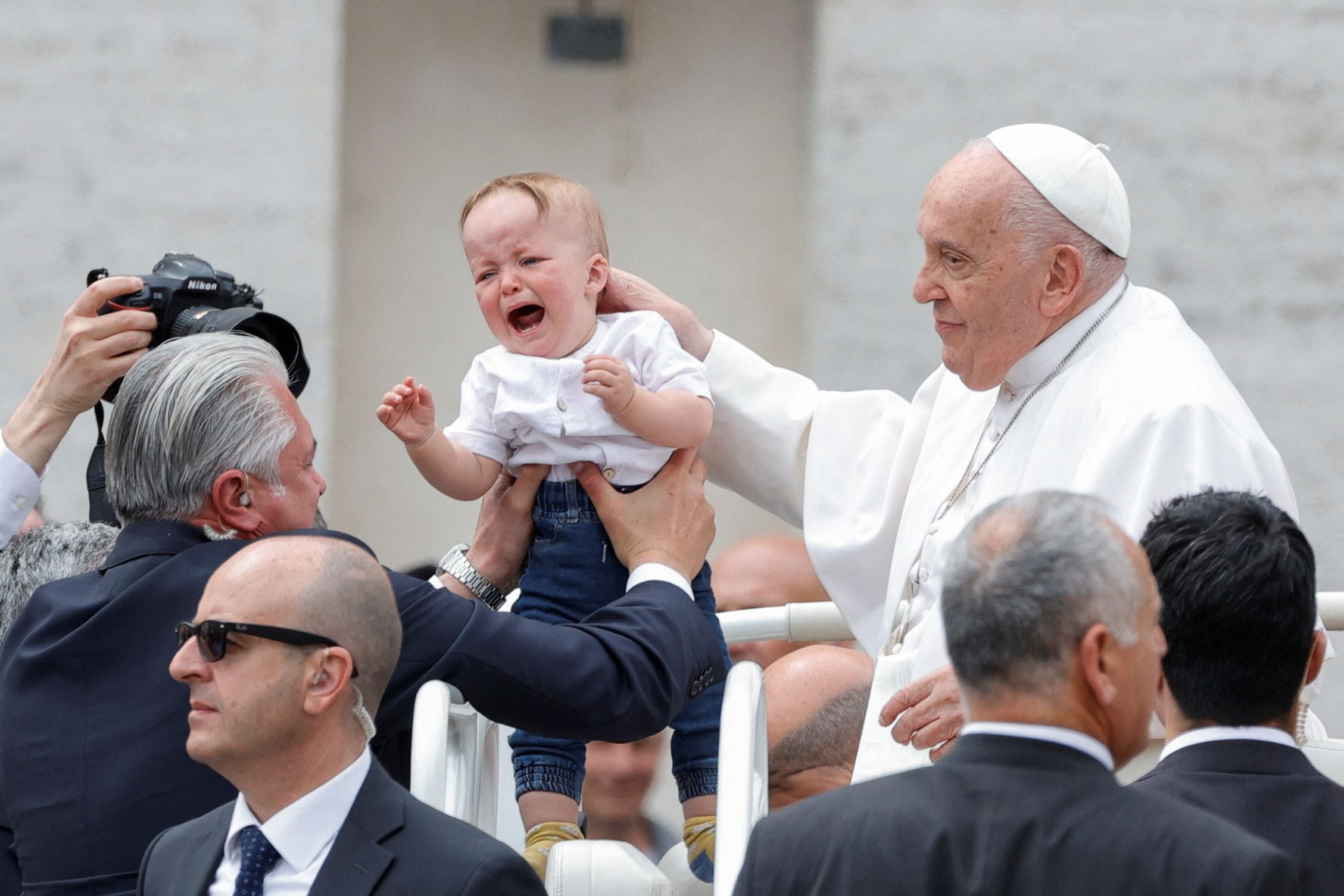 El papa Francisco bendice a un pequeño acercado por uno de los fieles que participó de la audiencia general (foto Reuters) 