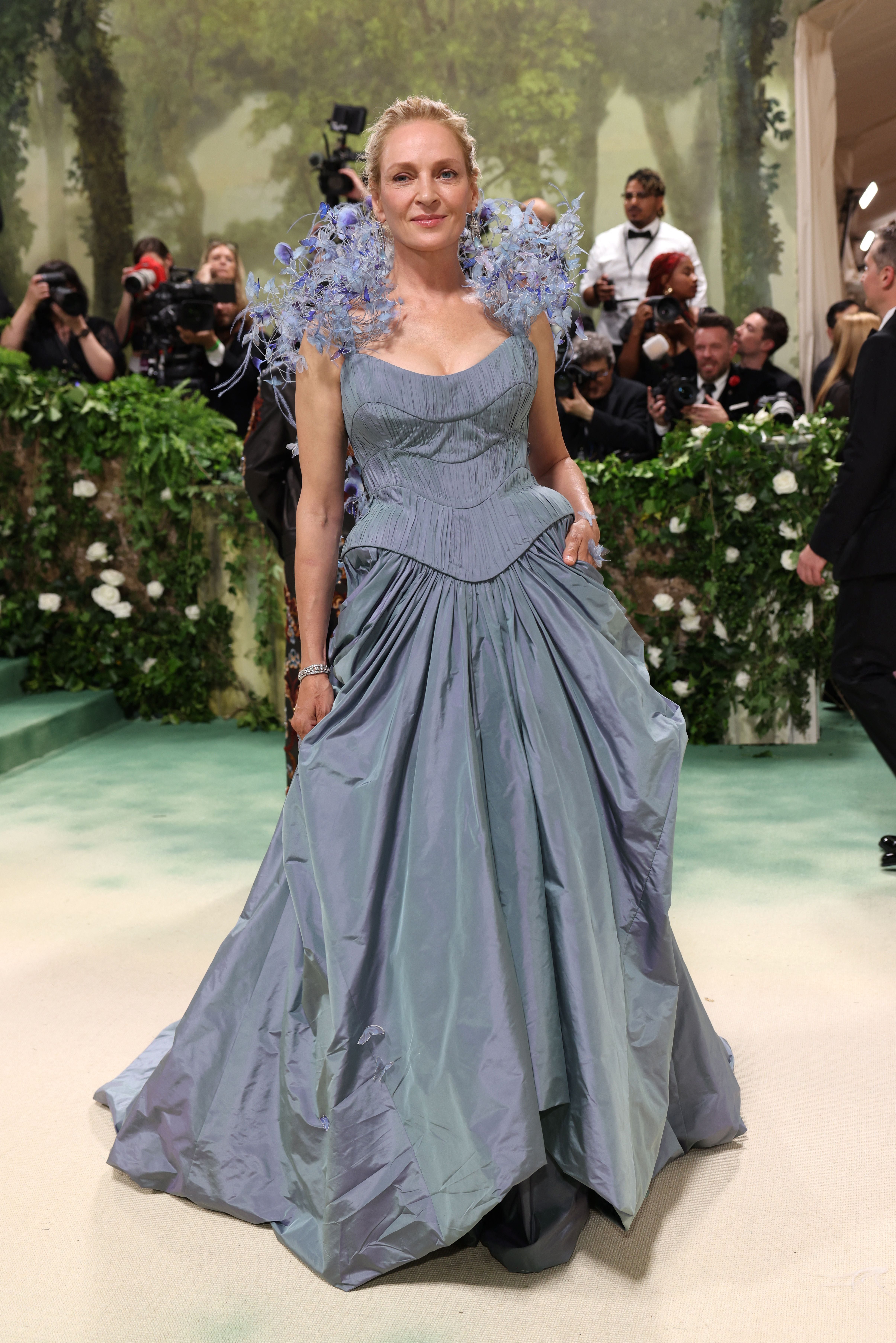 Uma Thurman pasó por la alfombra de la Met Gala y lució un vestido celeste y pelo recogido REUTERS/Andrew Kelly