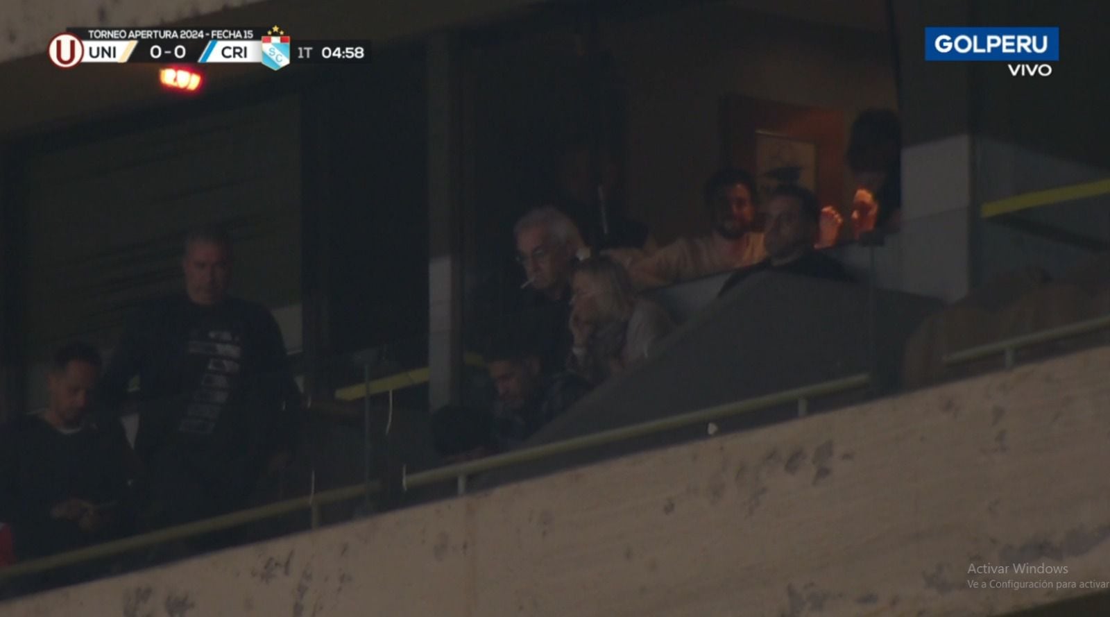 Jorge Fossati, exentrenador de Universitario y DT de la selección peruana, observando el partido desde el palco.