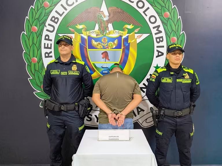 En flagrancia por explotación sexual comercial de persona menor de 18 años a un hombre de 54 años quien se encontraba al interior de esta residencia - Policía Nacional