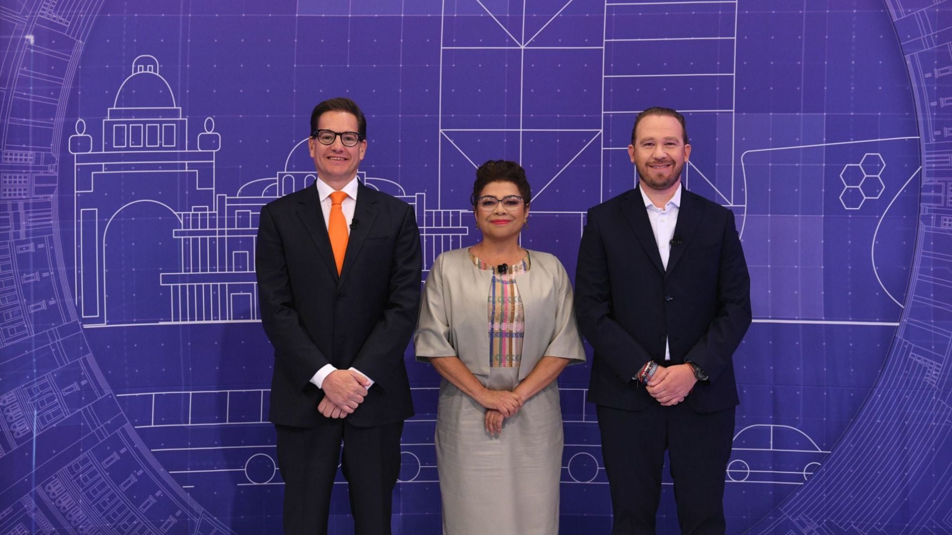 La candidata y los candidatos a la Jefatura de Gobierno; Clara Brugada, Santiago Taboada y Salomón Chertorivski, posan con los consejeros del Instituto Electoral de la Ciudad de México (IECM) previo al tercer debate chilango. FOTO: IECM/CUARTOSCURO.COM