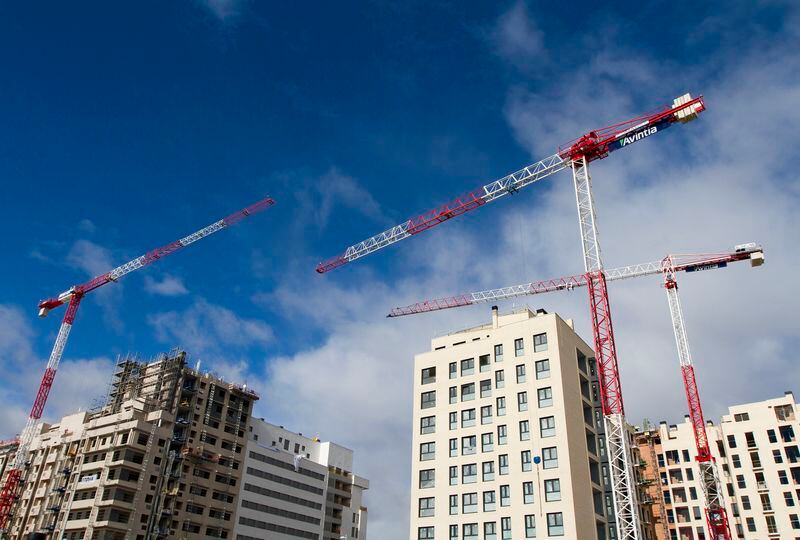 Bloques de apartamentos en construcción (REUTERS/Paul Hanna)