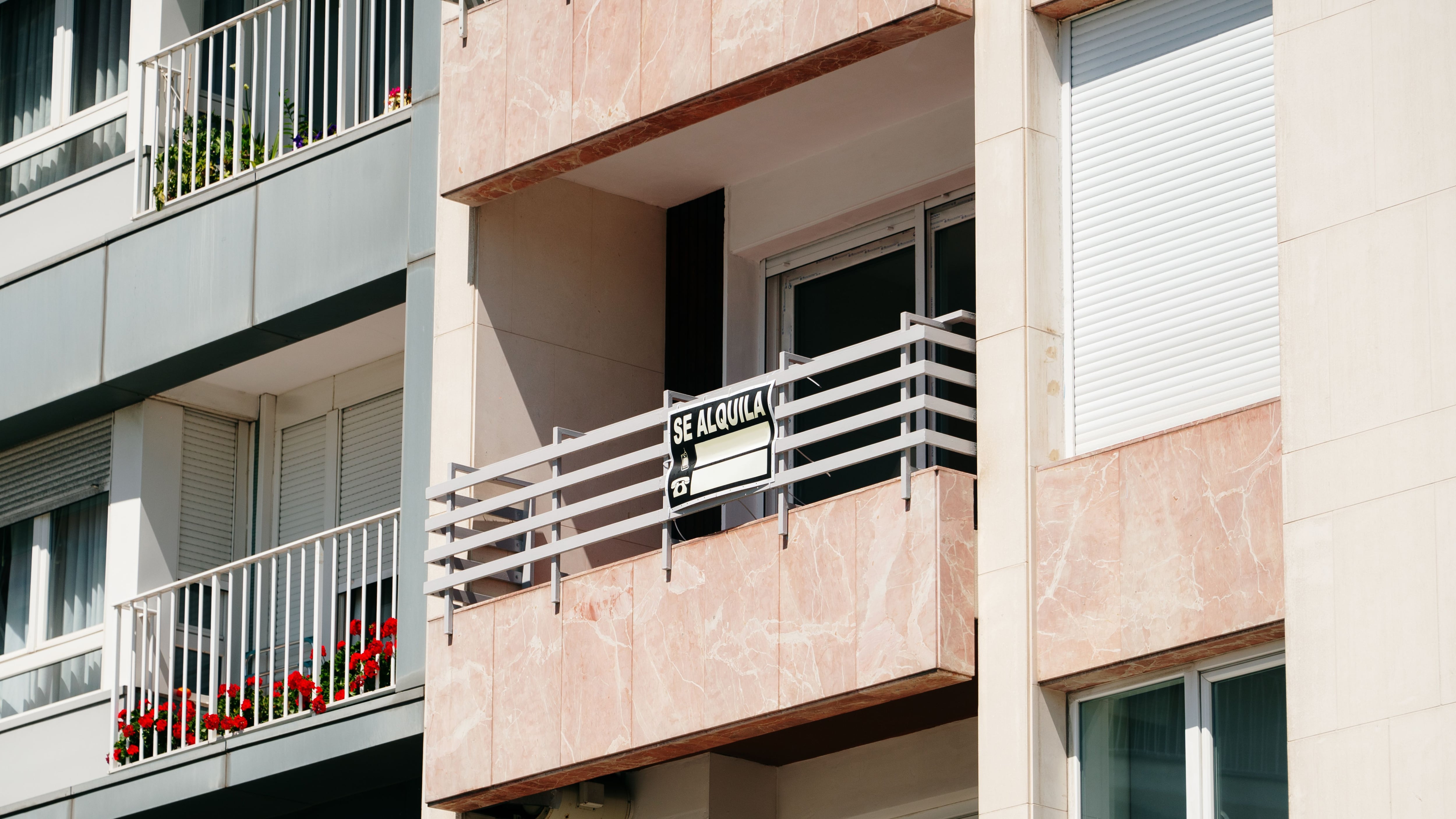 Piso con cartel de 'Se Alquila' en España (GettyImages)