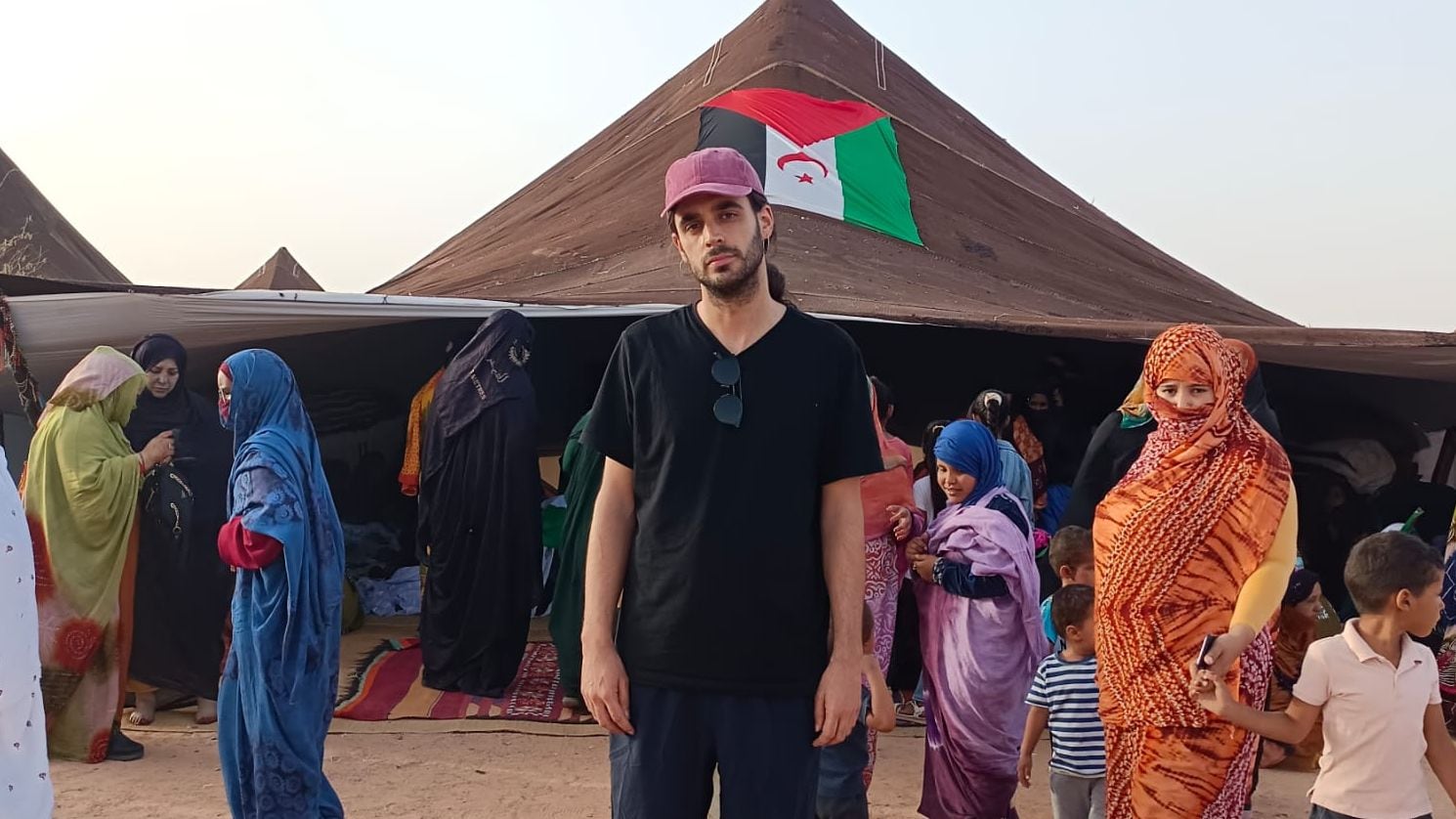 El cantautor Pedro Pastor en el campo de refugiados de Ausserd, cerca de Tinfuf, en Argelia. (María García Arenales)