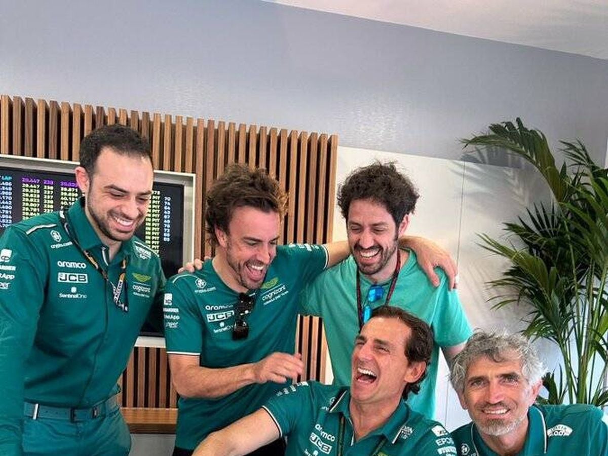 Fernando Alonso con parte del equipo de Aston Martin (Aston Martin)