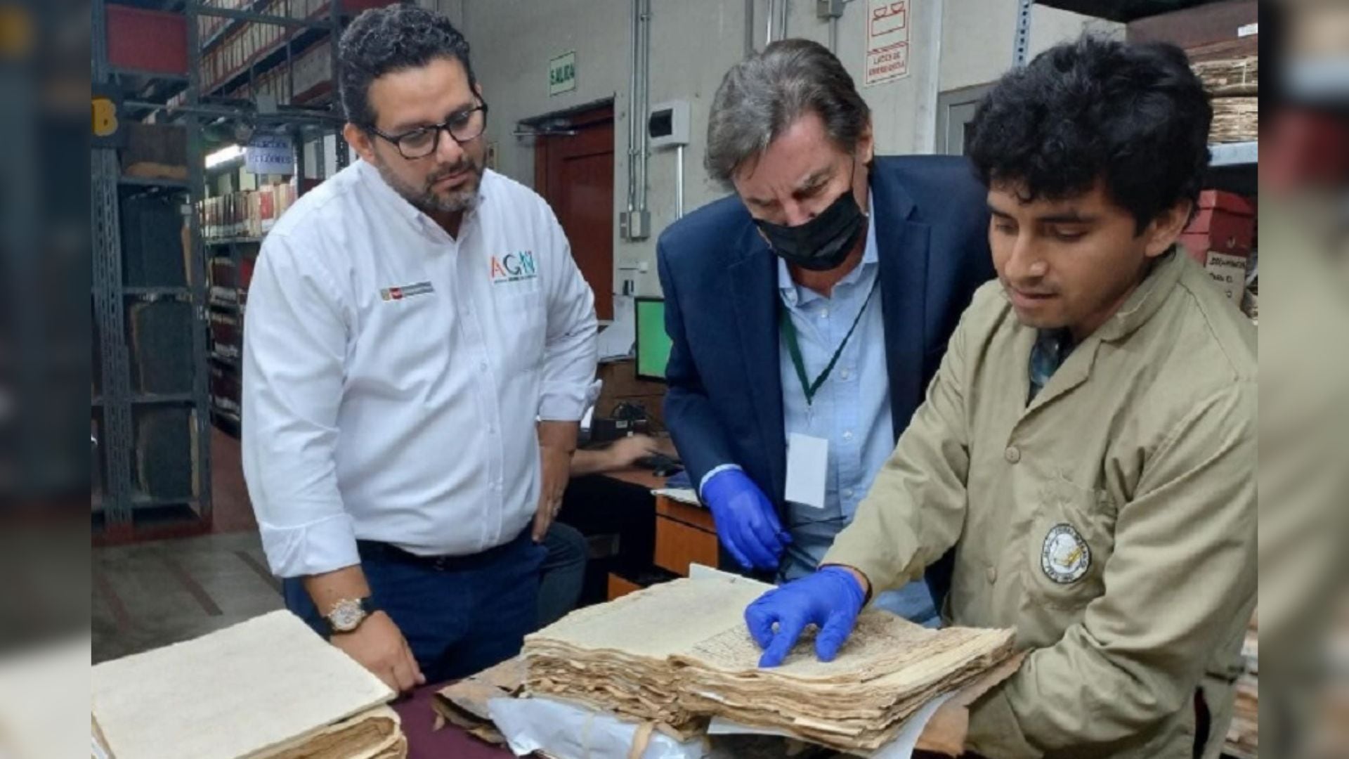 Johnny Schuler, presidente de la Academia Peruana de Pisco, el jefe institucional del Archivo General de la Nación, Ricardo Moreau y el especialista de esa entidad, Julio Hernández.