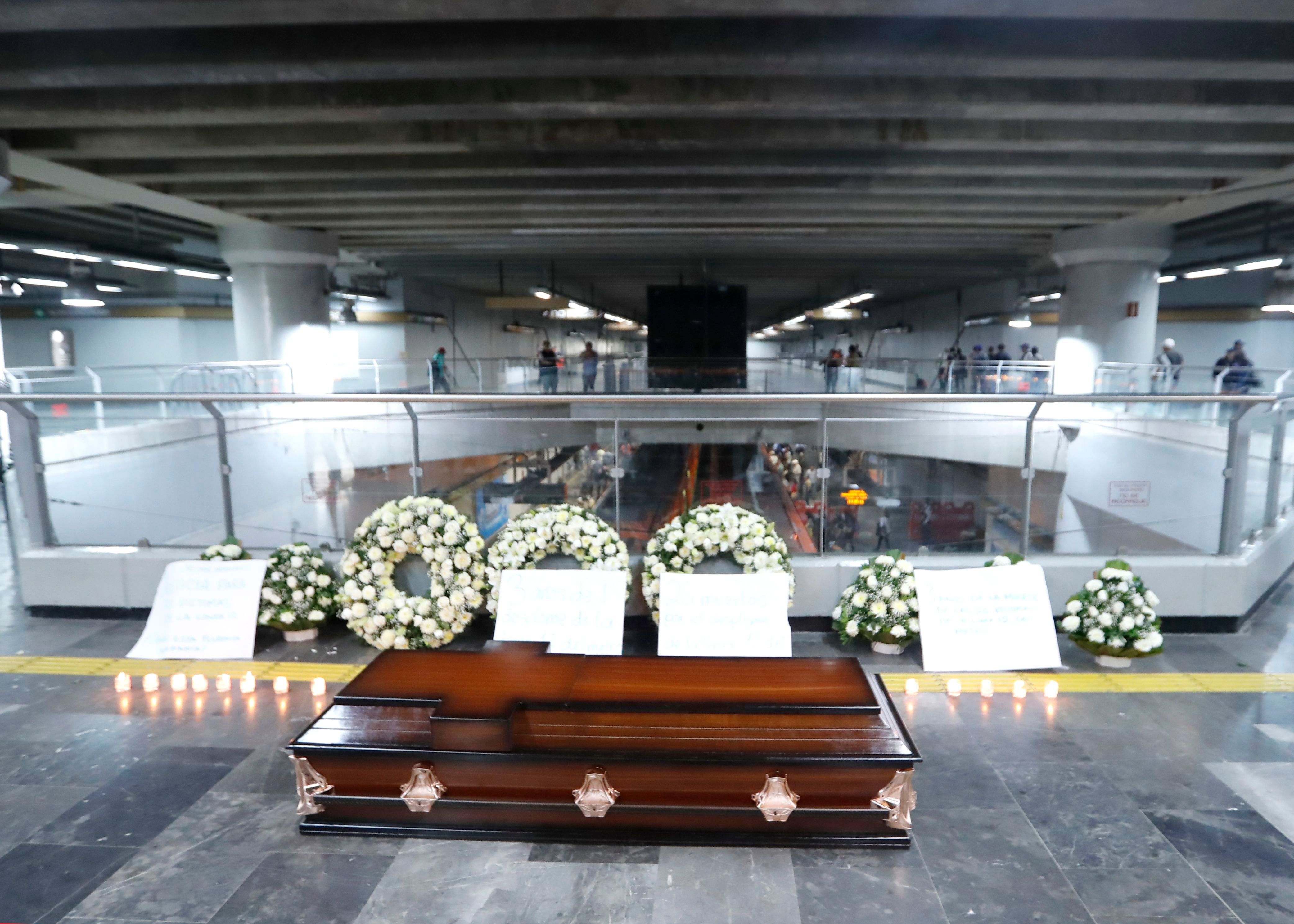 Activistas colocaron ataúdes y flores en la estación Mixcoac 

EFE/ Mario Guzmán
