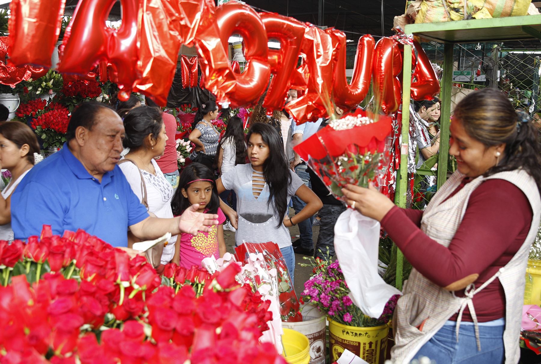 Los productos más demandados para regalar en el Día de la Madre abarcan una amplia gama, desde flores hasta tecnología y electrodomésticos, con un ticket promedio estimado entre S/ 250 y S/ 300. (Andina)