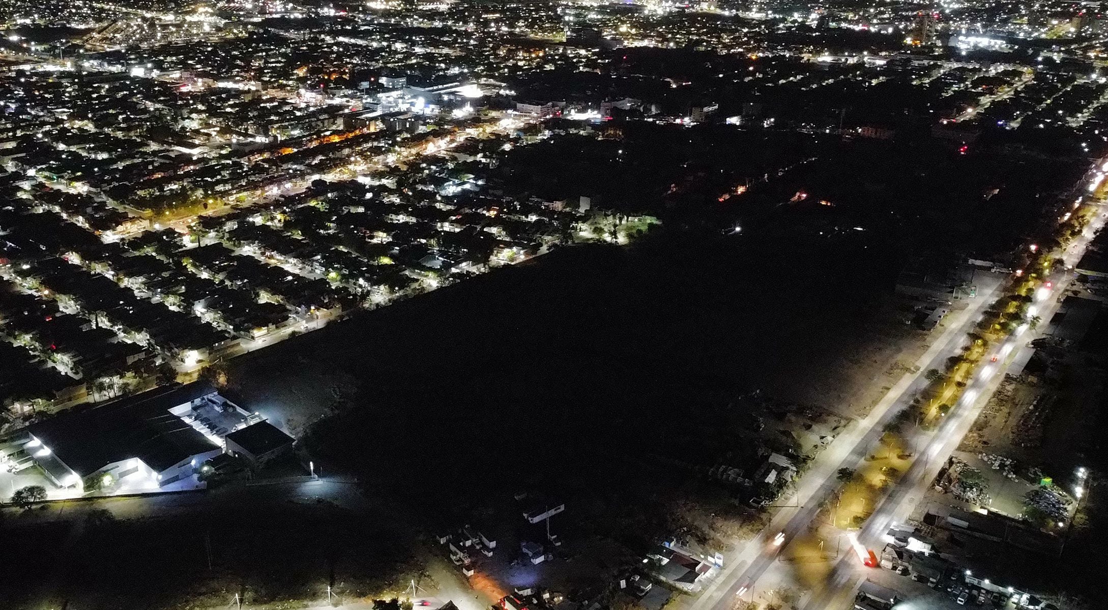 Fotografía aérea que muestra un apagón eléctrico este martes en algunas zonas de la ciudad de León (México). EFE/Luis Ramírez
