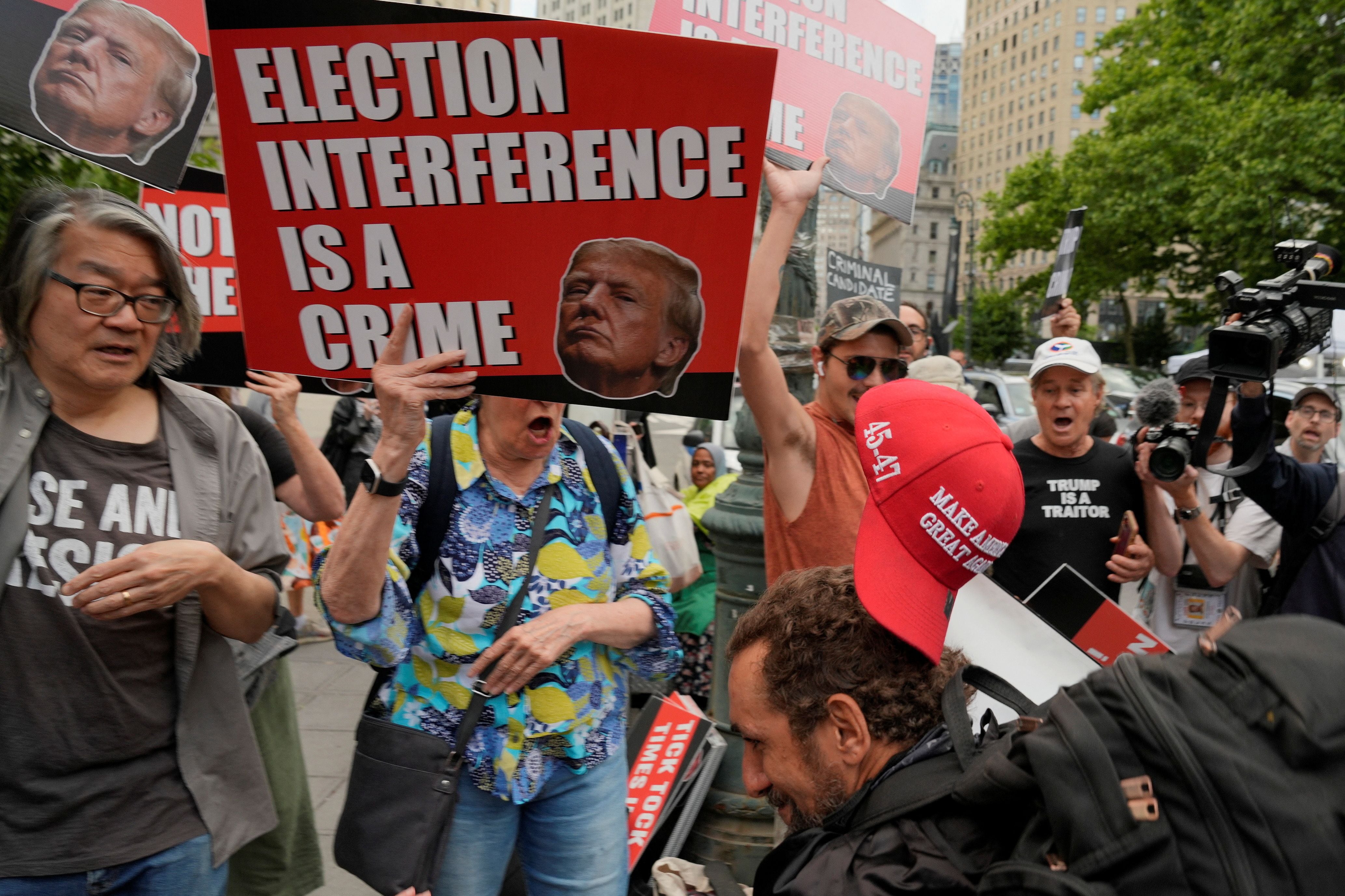 Un partidario de Trump se enfrenta a manifestantes anti-Trump a las puertas del tribunal penal de Manhattan (REUTERS/Cheney Orr)