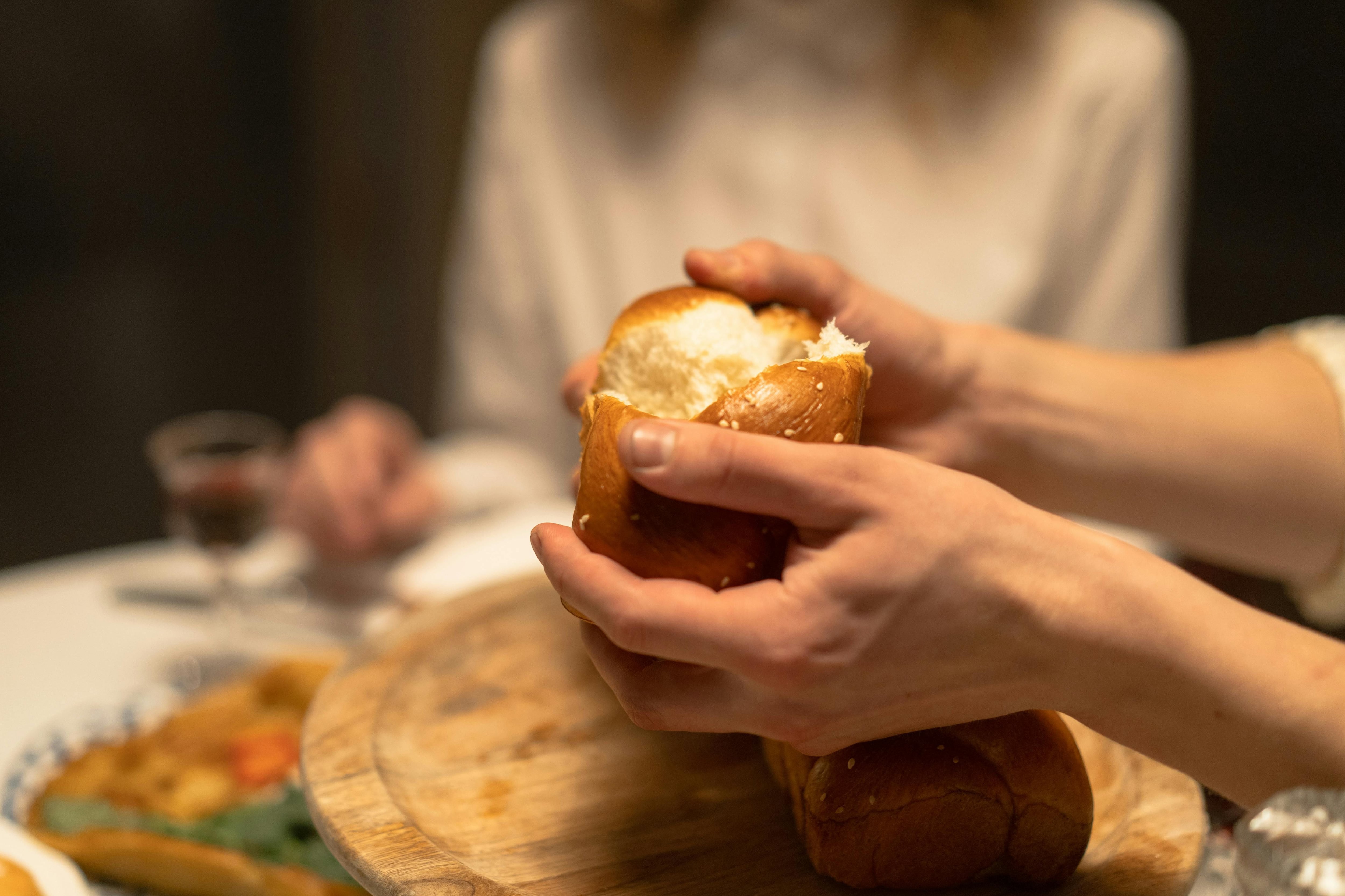 Una de las reglas a la hora de compartir alimentos con los demás es partir el pan con las manos.

Buenos modales, Comida, Manual de Carreño, Reglas de etiqueta