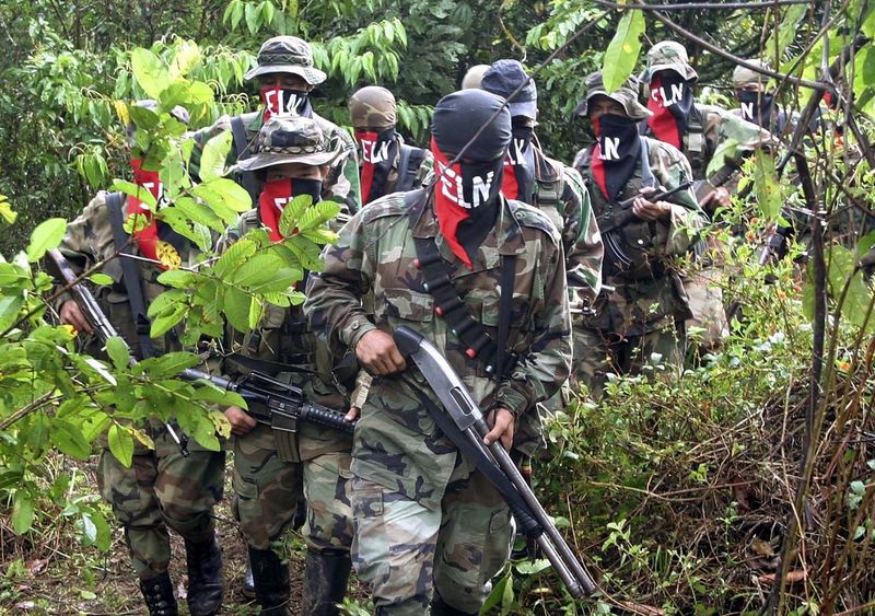 FOTO DE ARCHIVO. Guerrilleros del Ejército de Liberación Nacionall (ELN) caminan por una zona montañosa y selvática del departamento de Antioquia, Colombia, 30 de mayo, 2004. REUTERS/Albeiro Lopera