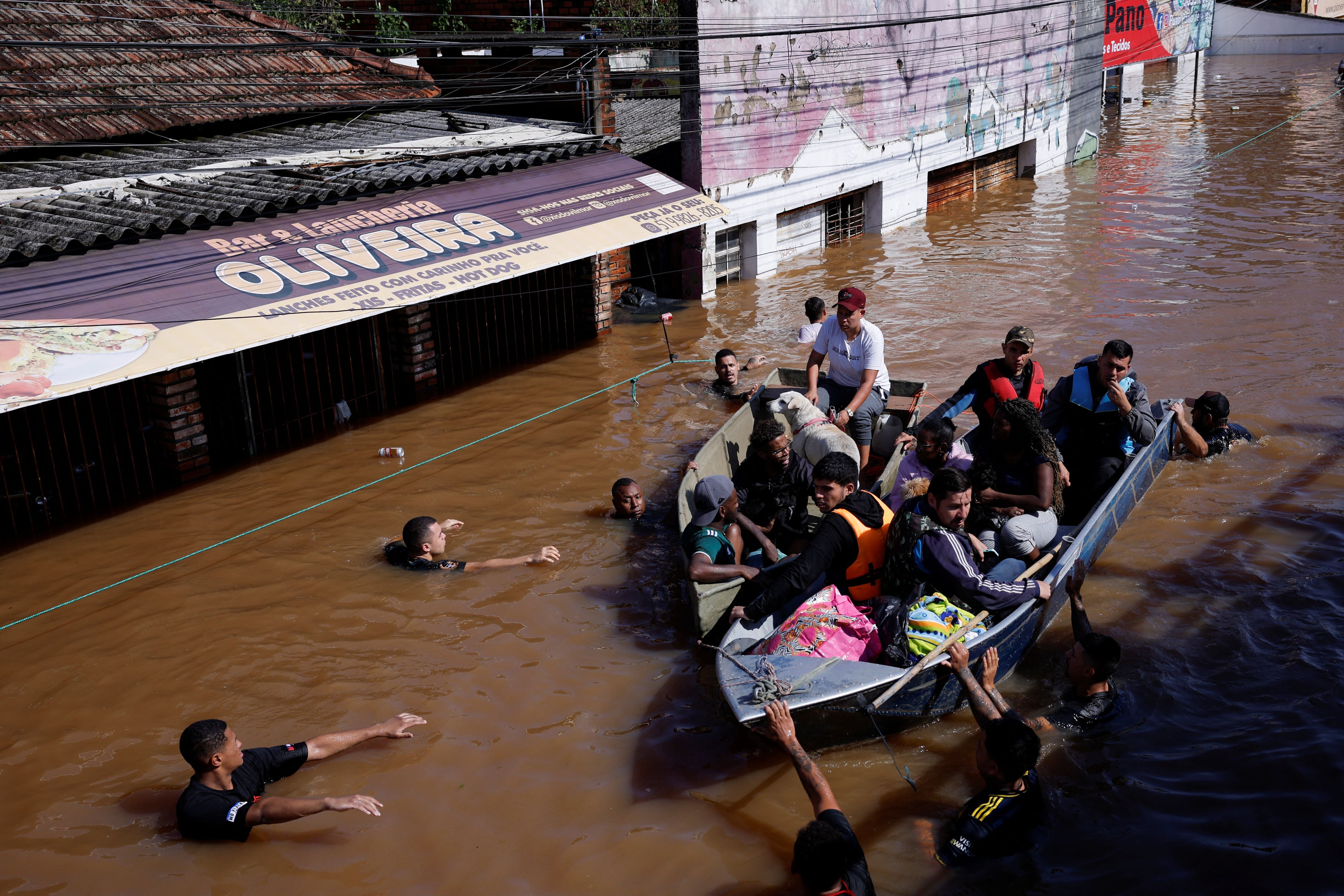 Rescate de personas tras las inundaciones en Canoas, en el estado de Rio Grande do Sul. (REUTERS/Amanda Perobelli)