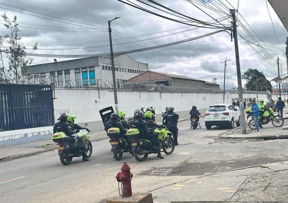 La situación en Puente Aranda en inmediaciones a la cárcel La Modelo se mantiene igual: acordonada por las autoridades - crédito @BogotaTransito/X