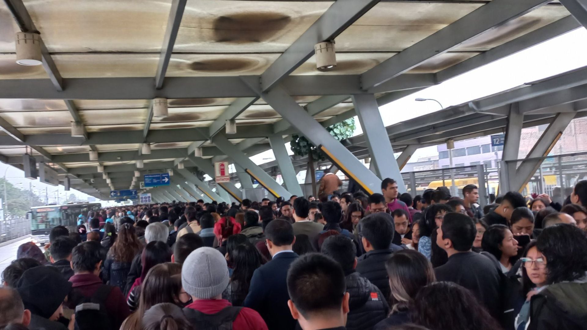 Caos en el Metropolitano: usuarios reportan demoras en las llegadas de los buses| Efrain Flores (@efrainsandro)